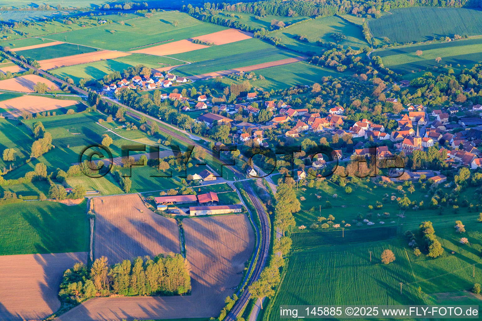 Verlauf der Eisenbahntrasse am Dorfrand aus Norden in Domfessel im Bundesland Bas-Rhin, Frankreich