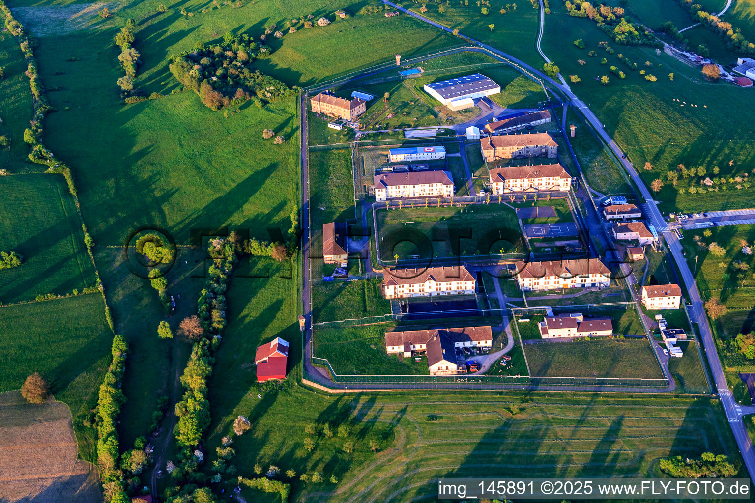 Luftbild von Mit Mauern und Zäunen gesichertes Gefängnis Centre de Détention in Oermingen im Bundesland Bas-Rhin, Frankreich