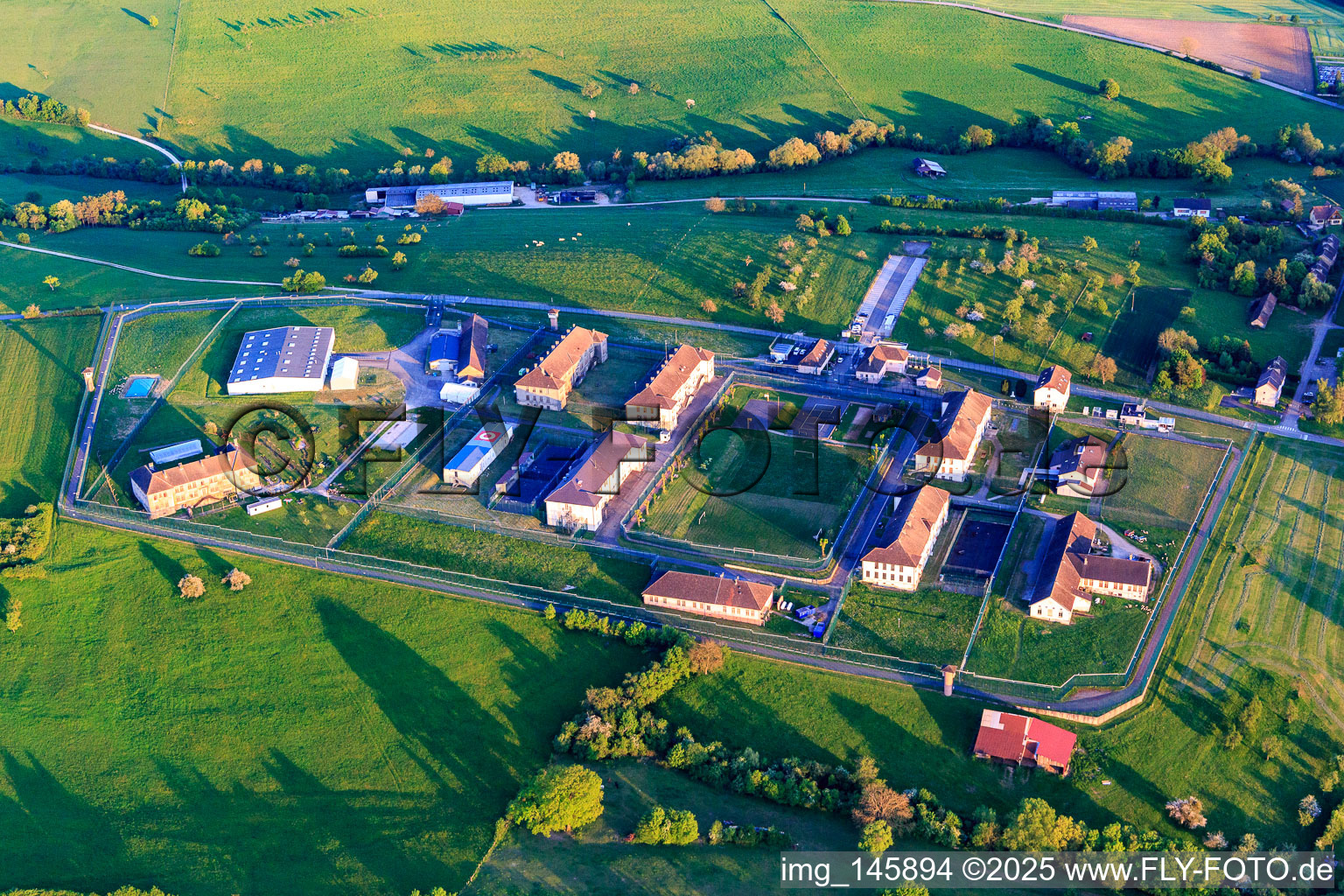 Luftaufnahme von Mit Mauern und Zäunen gesichertes Gefängnis Centre de Détention in Oermingen im Bundesland Bas-Rhin, Frankreich