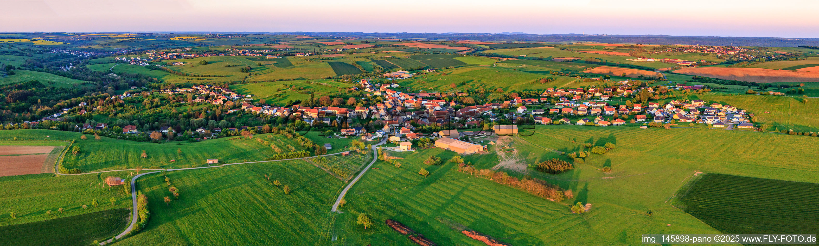Panorama der Ortsansich aus Westen am Abend in Kalhausen im Bundesland Moselle, Frankreich
