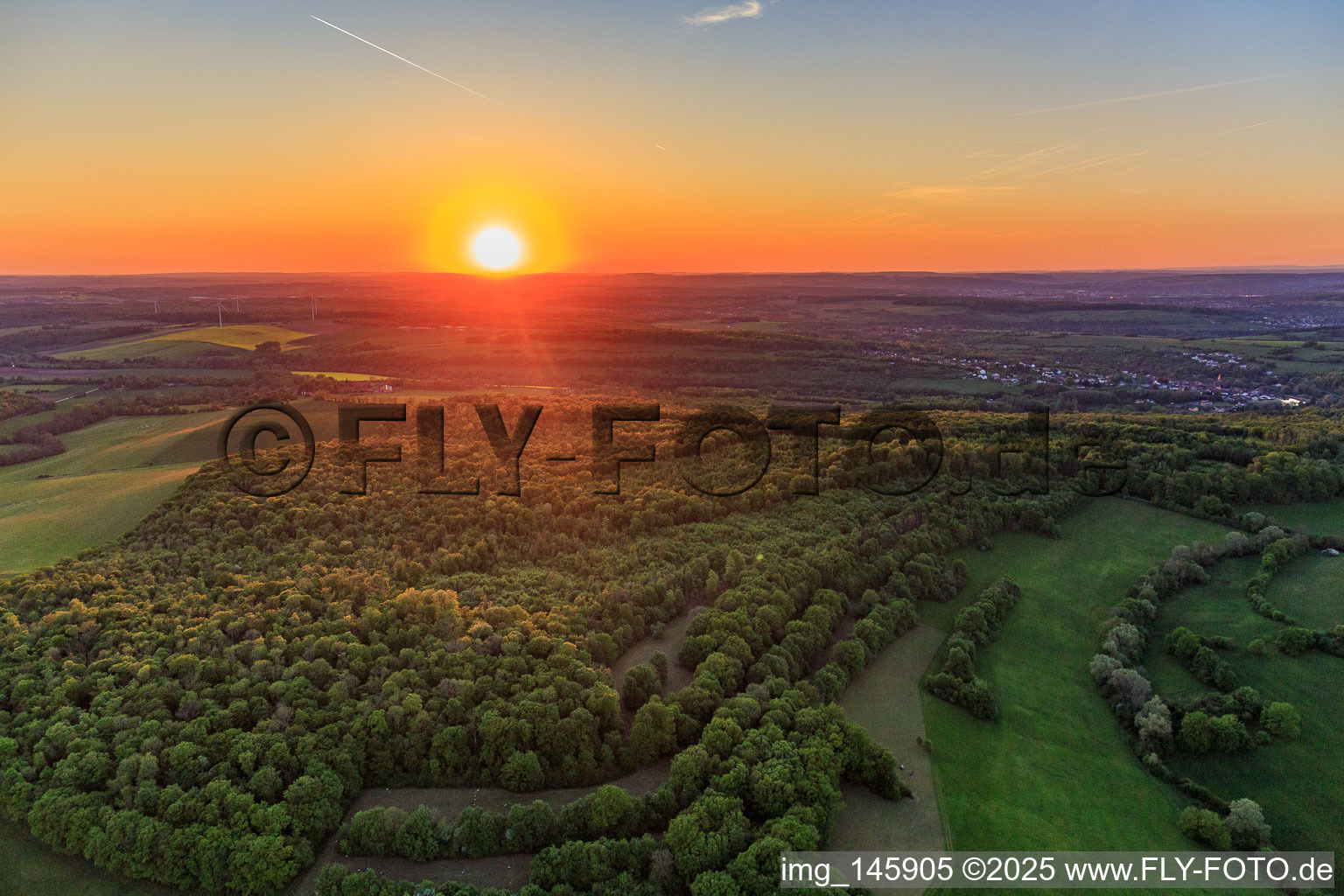 Sonnenuntergang oberhalb der Saar in Kalhausen im Bundesland Moselle, Frankreich