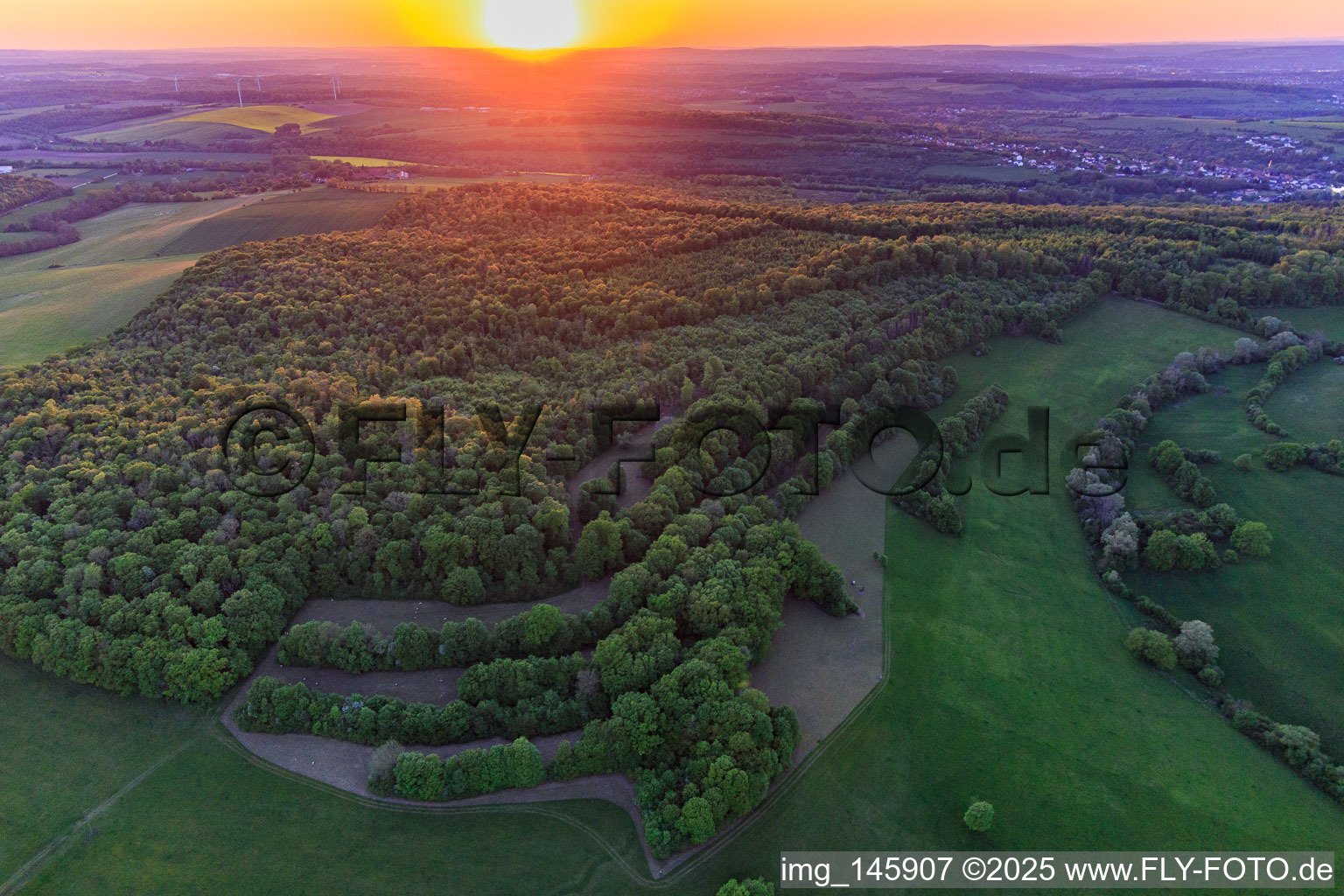 Luftbild von Sonnenuntergang oberhalb der Saar in Kalhausen im Bundesland Moselle, Frankreich