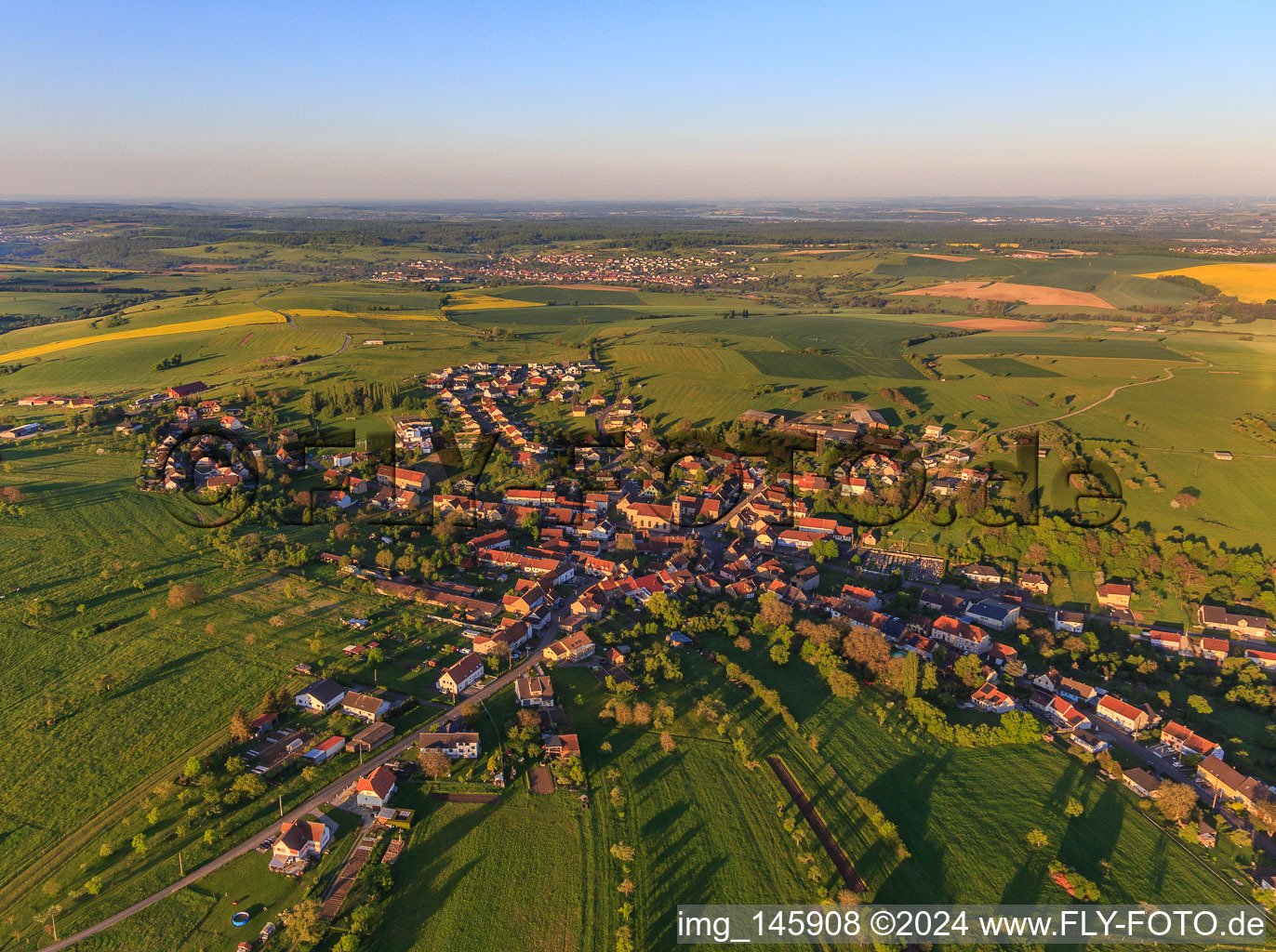 Dorfübersicht am Morgen von Nordosten in Kalhausen im Bundesland Moselle, Frankreich