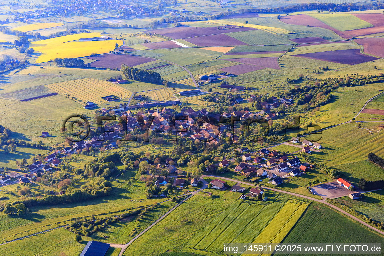 Dorfübersicht am Morgen von Nordwesten in Dehlingen im Bundesland Bas-Rhin, Frankreich