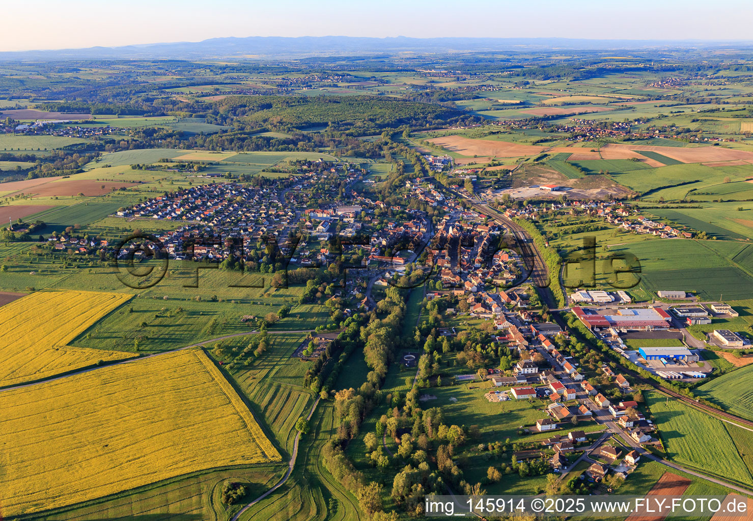 Ortsübersicht am Morgen von Norden in Diemeringen im Bundesland Bas-Rhin, Frankreich