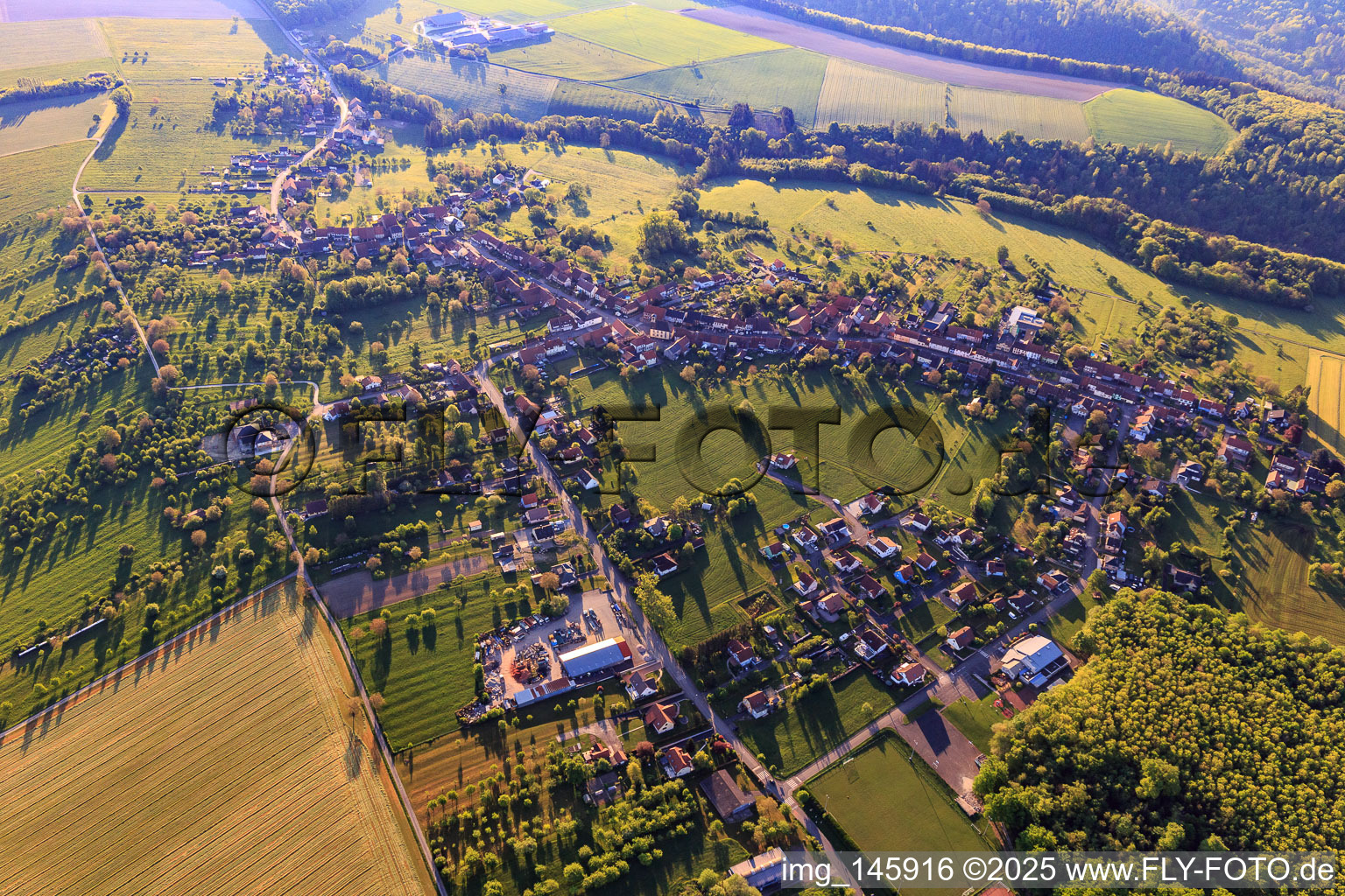 Dorfübersicht am Morgen von Westen in Weislingen im Bundesland Bas-Rhin, Frankreich
