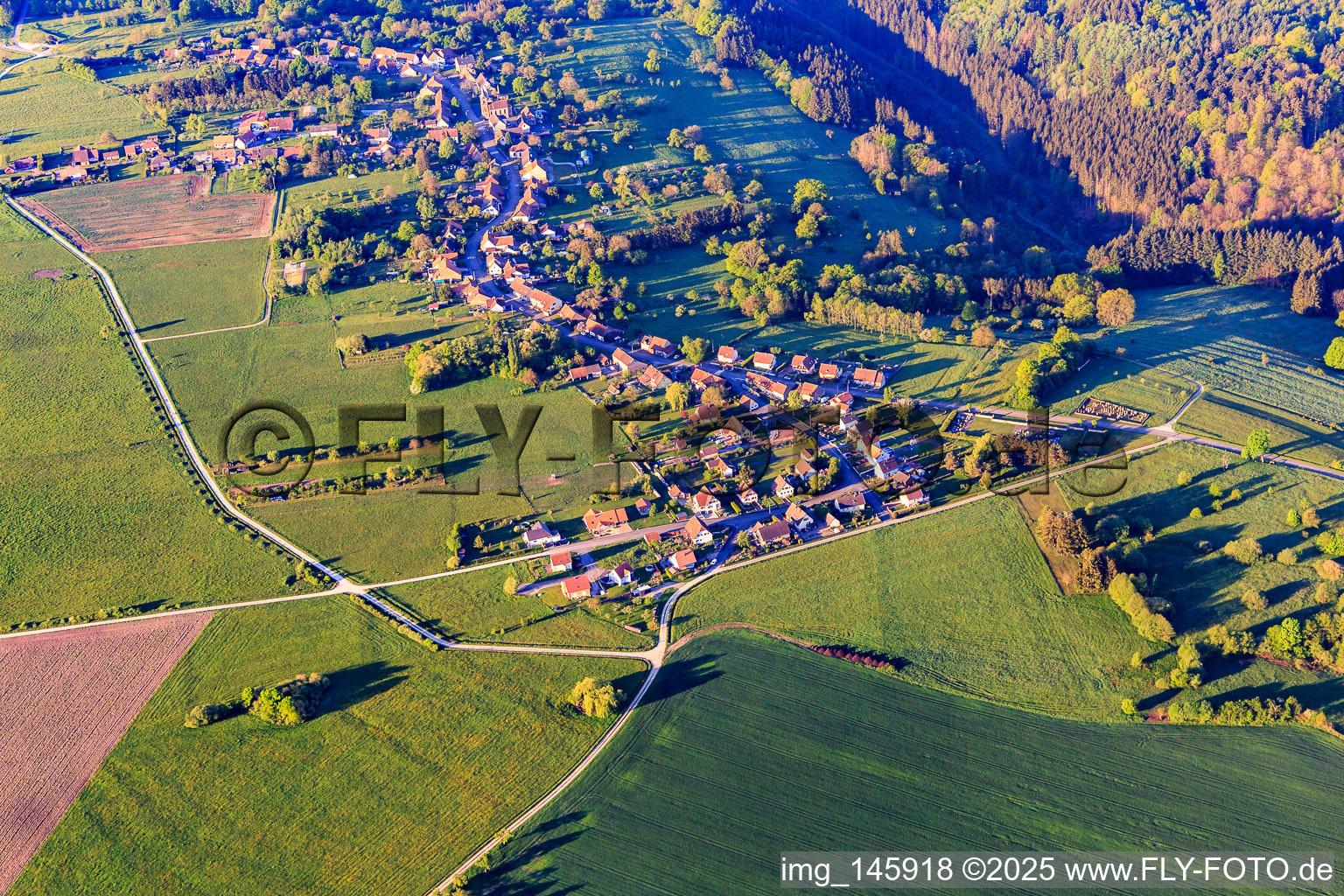Dorfübersicht am Morgen von Norden in Struth im Bundesland Bas-Rhin, Frankreich