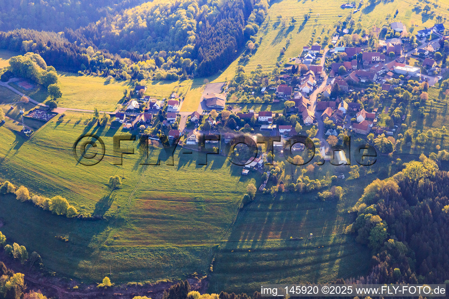 Dorfansicht am Morgen von Westen in Hinsbourg im Bundesland Bas-Rhin, Frankreich