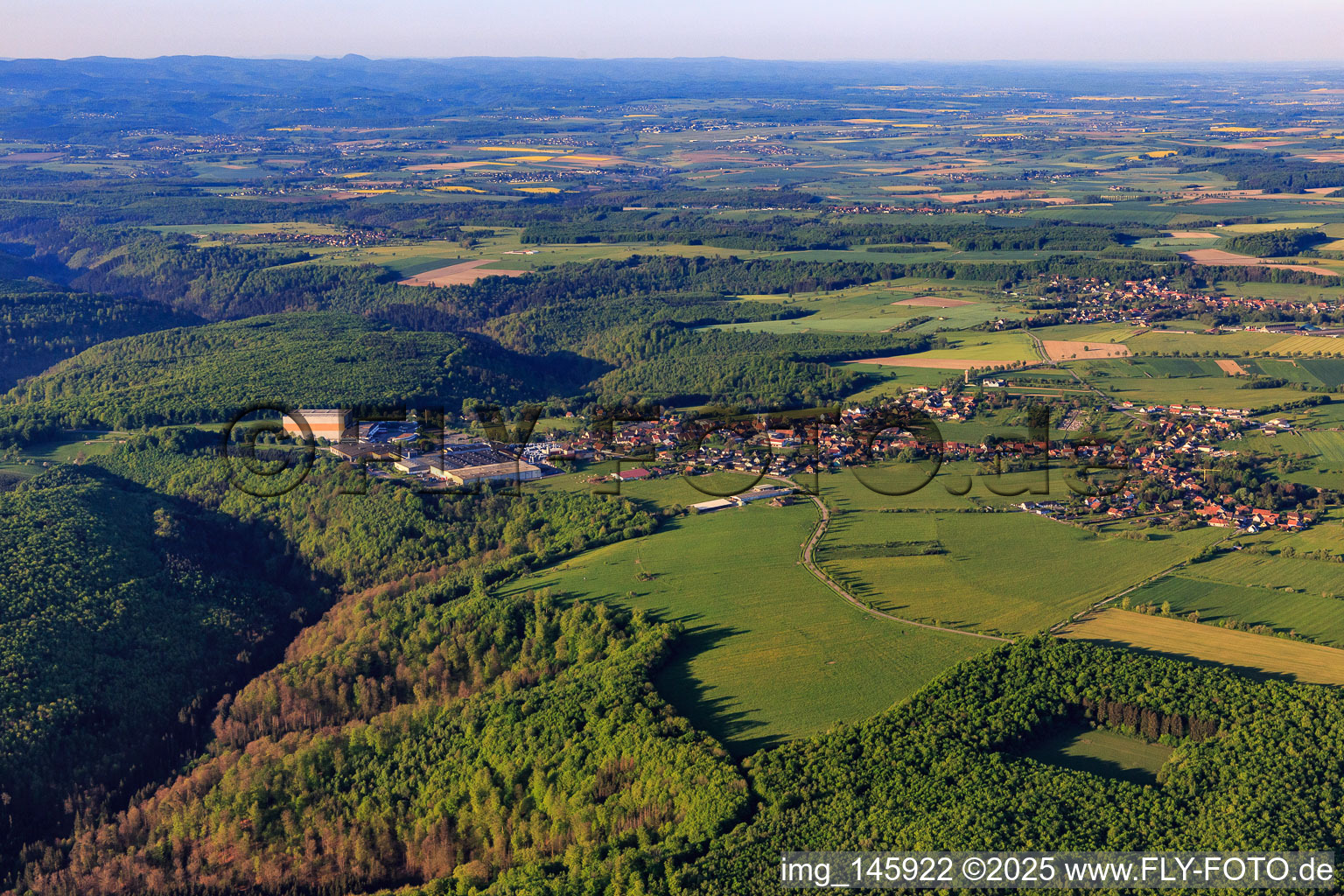 Ortsansicht am Morgen von Norden in Petersbach im Bundesland Bas-Rhin, Frankreich
