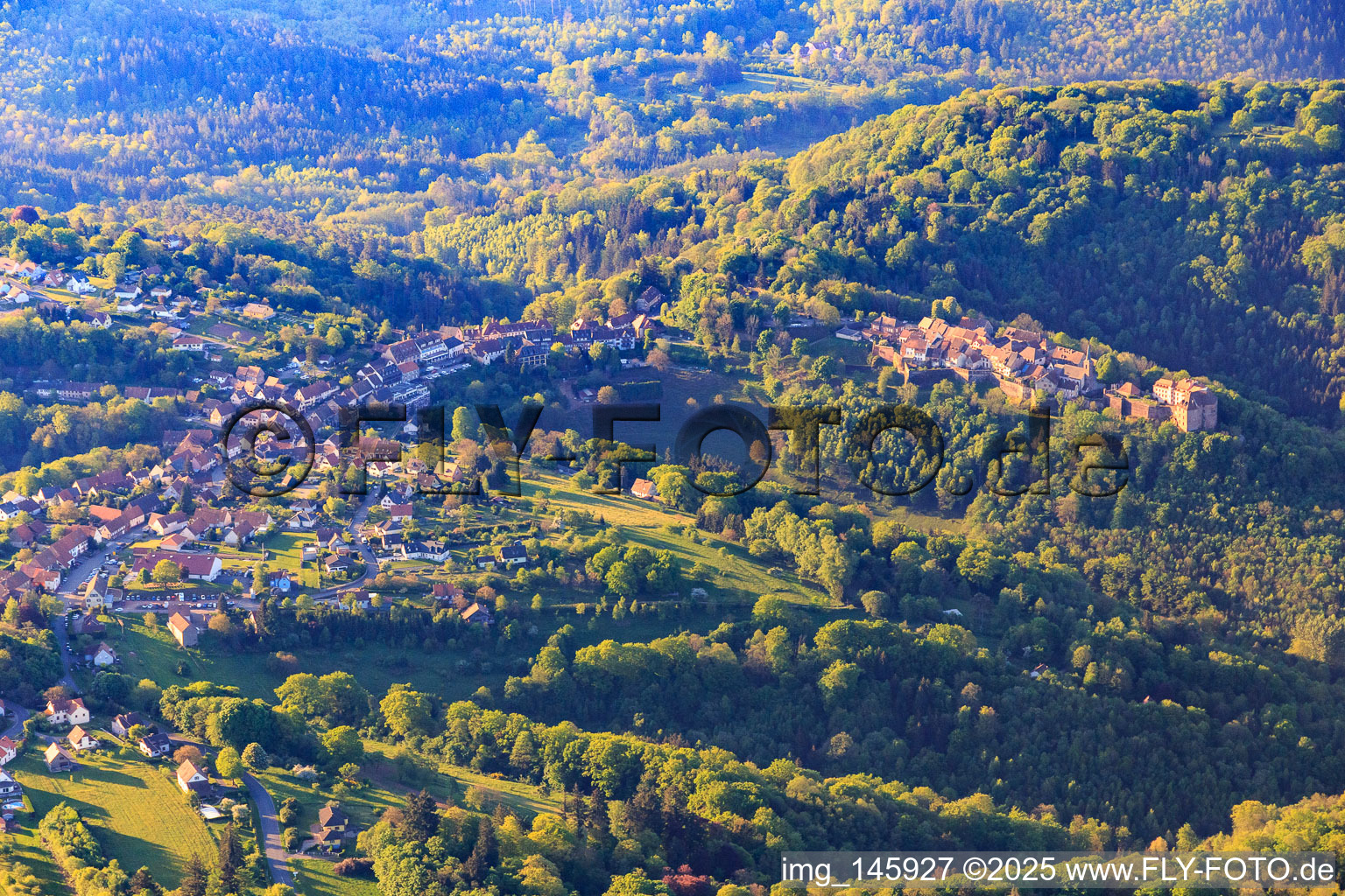 Ortsansicht im buckligen Elsass der Nordvogesen mit Burg Lützelstein / Château de La Petite-Pierre am Morgen von Norden im Bundesland Bas-Rhin, Frankreich