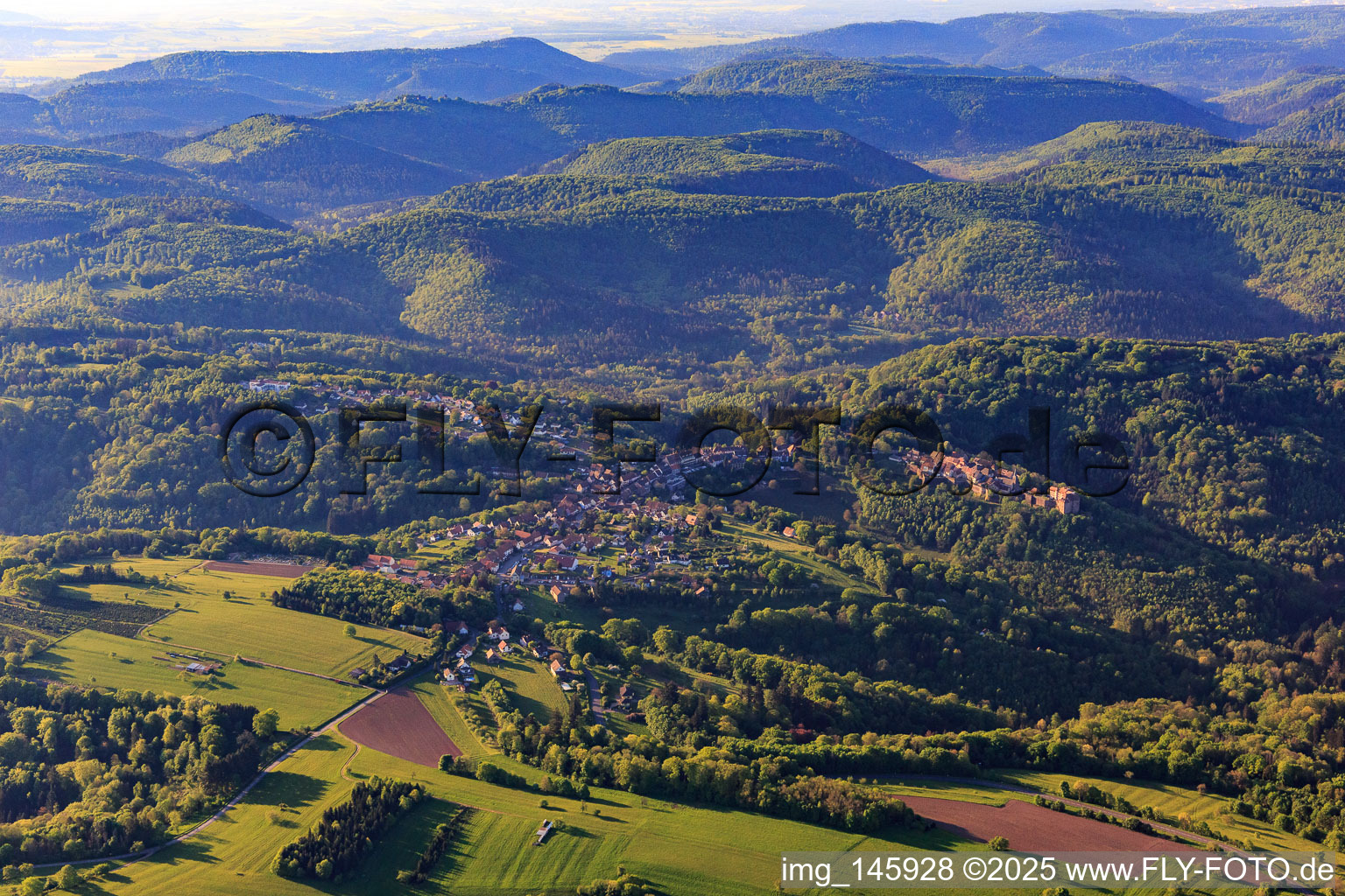 Luftbild von Ortsansicht im buckligen Elsass der Nordvogesen mit Burg Lützelstein / Château de La Petite-Pierre am Morgen von Norden im Bundesland Bas-Rhin, Frankreich