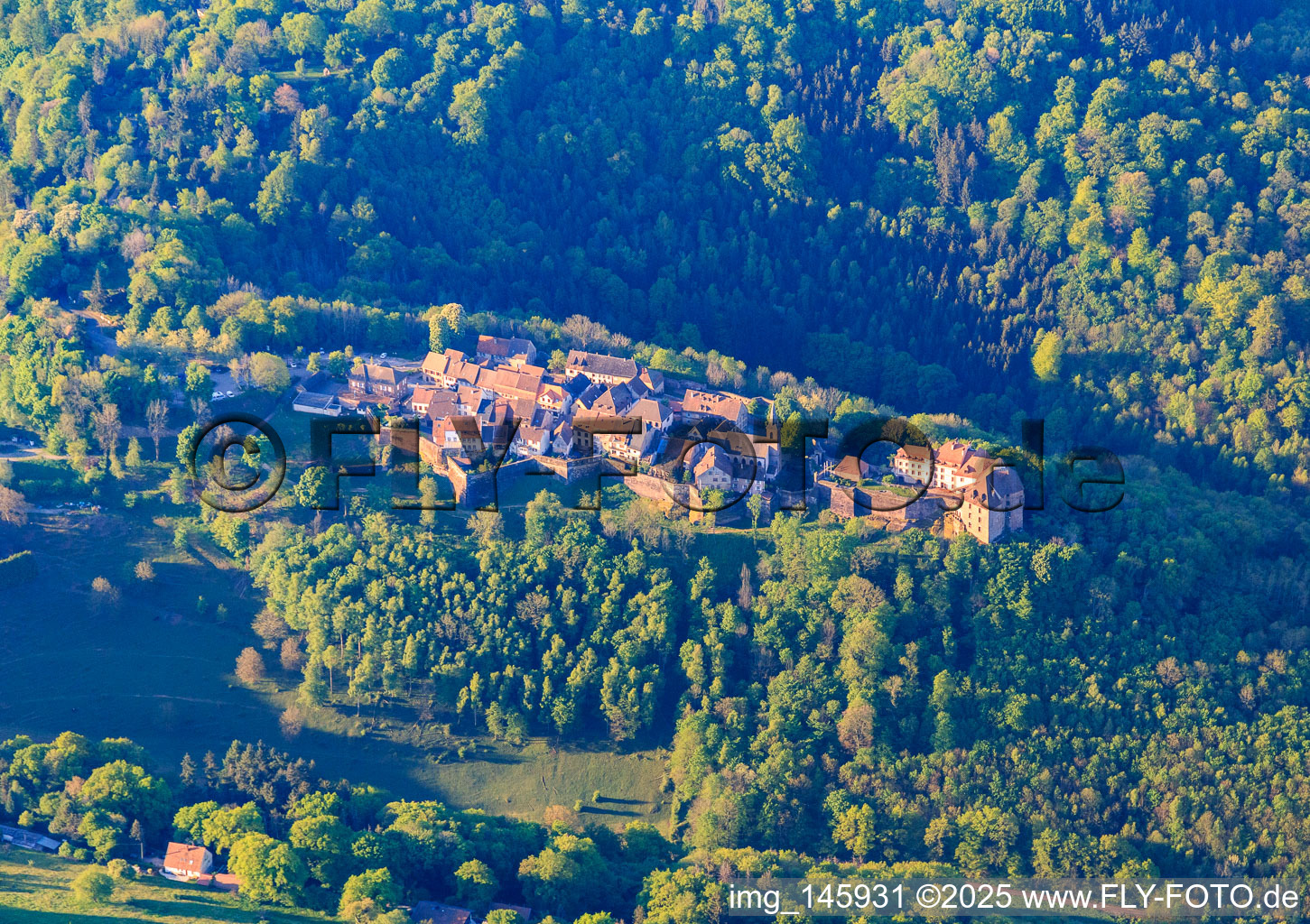 Burg Lützelstein / Château de La Petite-Pierre am Morgen von Norden im Bundesland Bas-Rhin, Frankreich