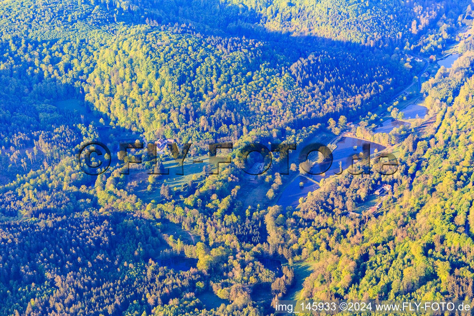 Fischweiher am Hotel La Petite Pierre (Auberge d'Imsthal) Vosges in La Petite-Pierre im Bundesland Bas-Rhin, Frankreich