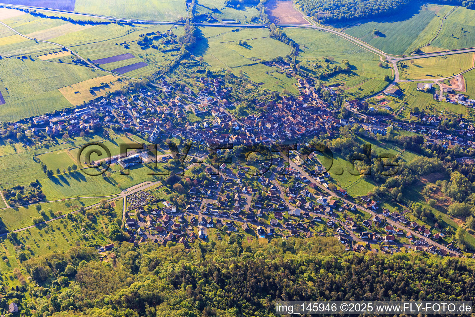 Ortsansicht am Rand der Nordvogesen aus Westen in Dossenheim-sur-Zinsel im Bundesland Bas-Rhin, Frankreich