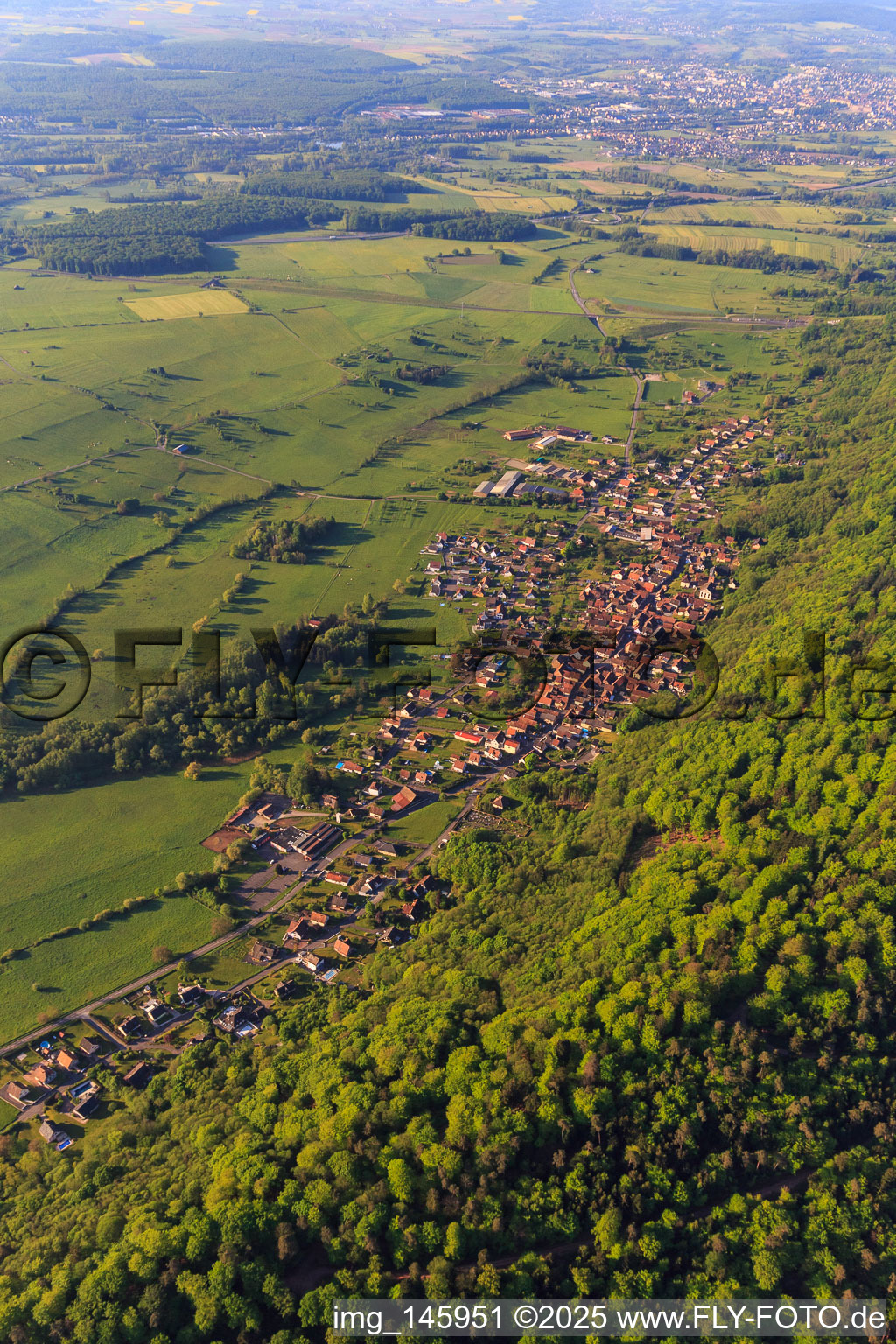Luftbild von Ortsansicht am Rand der Nordvogesen aus Nordwesten in Ernolsheim-lès-Saverne im Bundesland Bas-Rhin, Frankreich