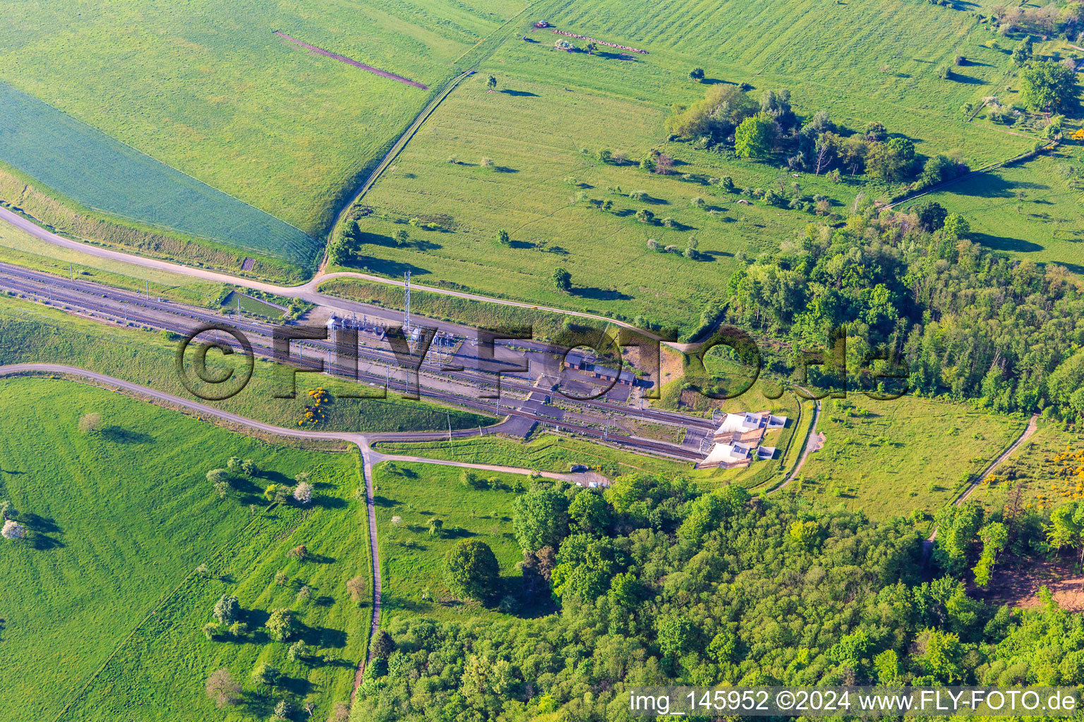 Tunnelportal des Tunnel d’Ernolsheim les Saverne für die Eisenbahn zur Unterquerung der Vogesen in Ernolsheim-lès-Saverne im Bundesland Bas-Rhin, Frankreich