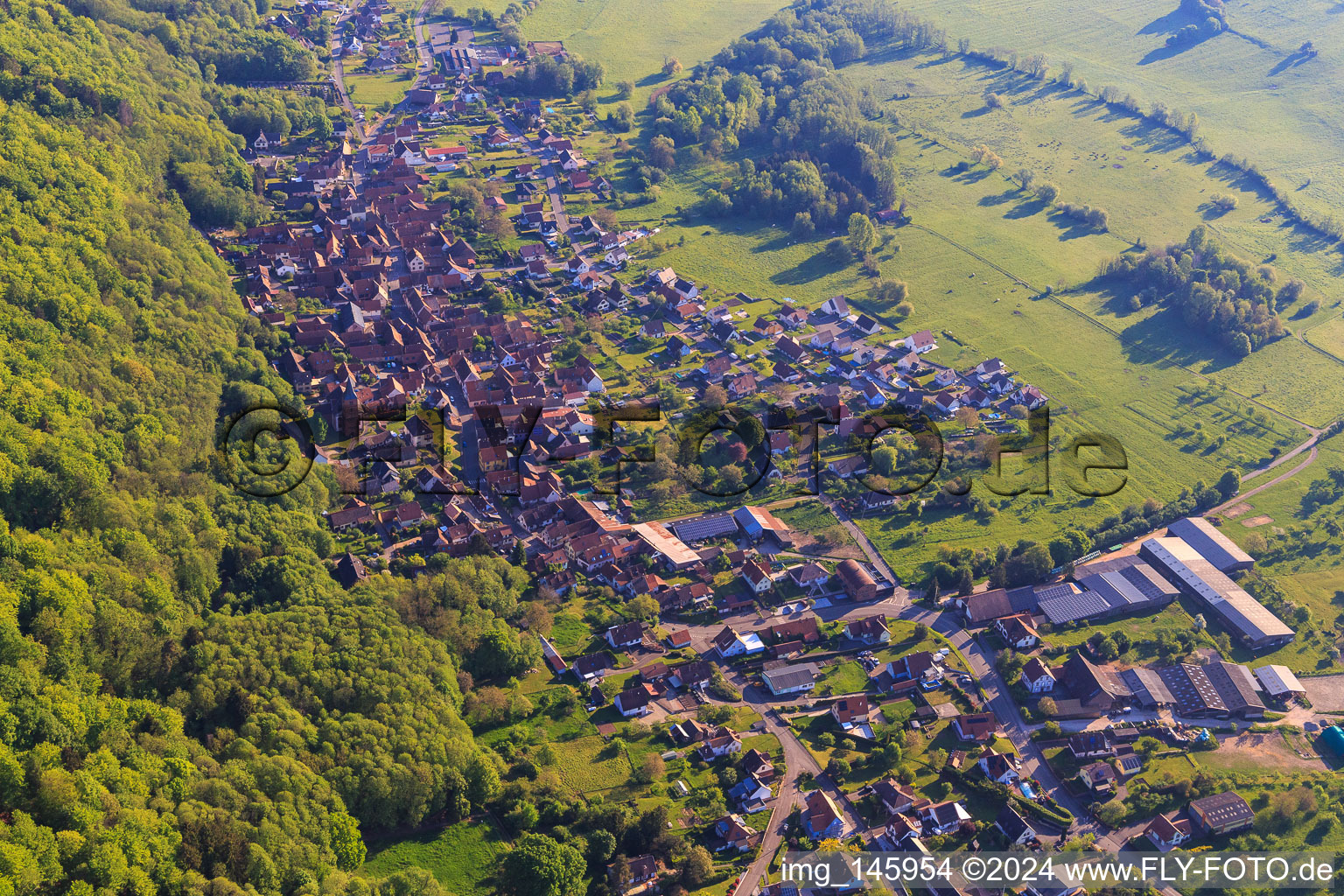 Ortsansicht am Rand der Nordvogesen aus Nordwesten in Saint-Jean-Saverne im Bundesland Bas-Rhin, Frankreich