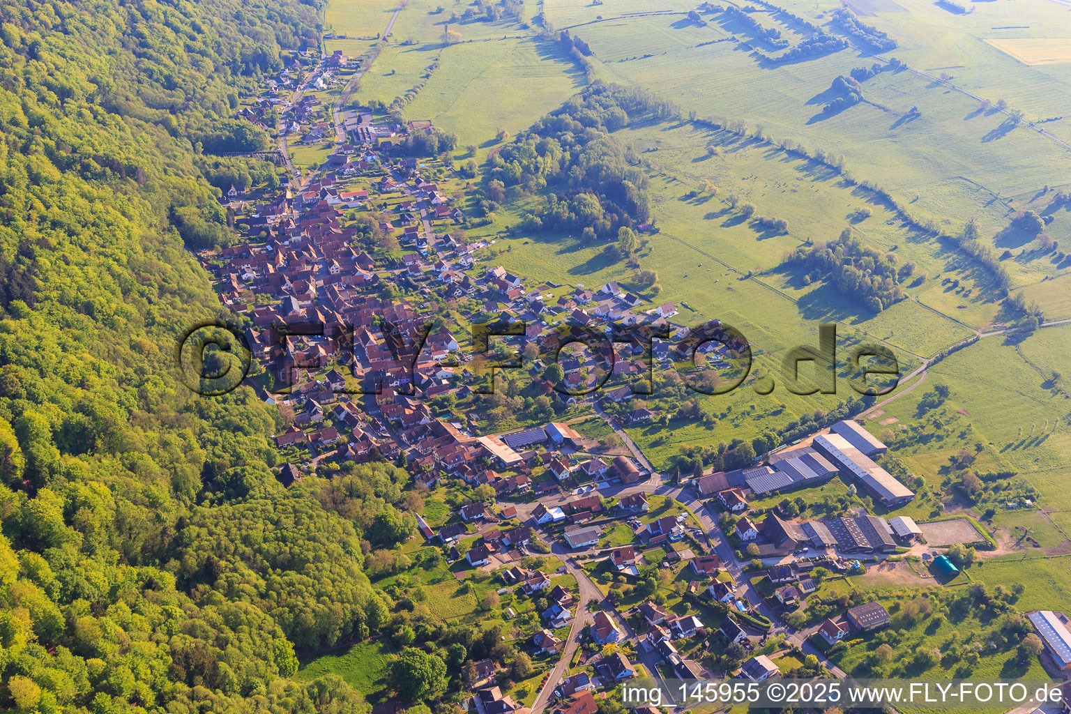 Luftbild von Ortsansicht am Rand der Nordvogesen aus Nordwesten in Saint-Jean-Saverne im Bundesland Bas-Rhin, Frankreich