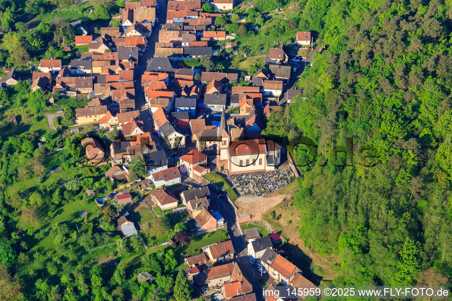 Rathaus, Kirche und Friedhof in Eckartswiller im Bundesland Bas-Rhin, Frankreich