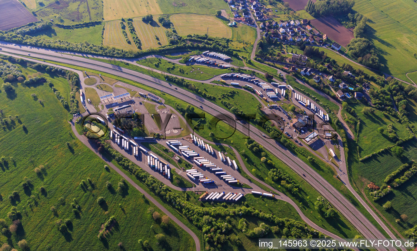 Luftbild von Autobahnratplatz Aire de Saverne Eckartswiller an der A4 im Bundesland Bas-Rhin, Frankreich