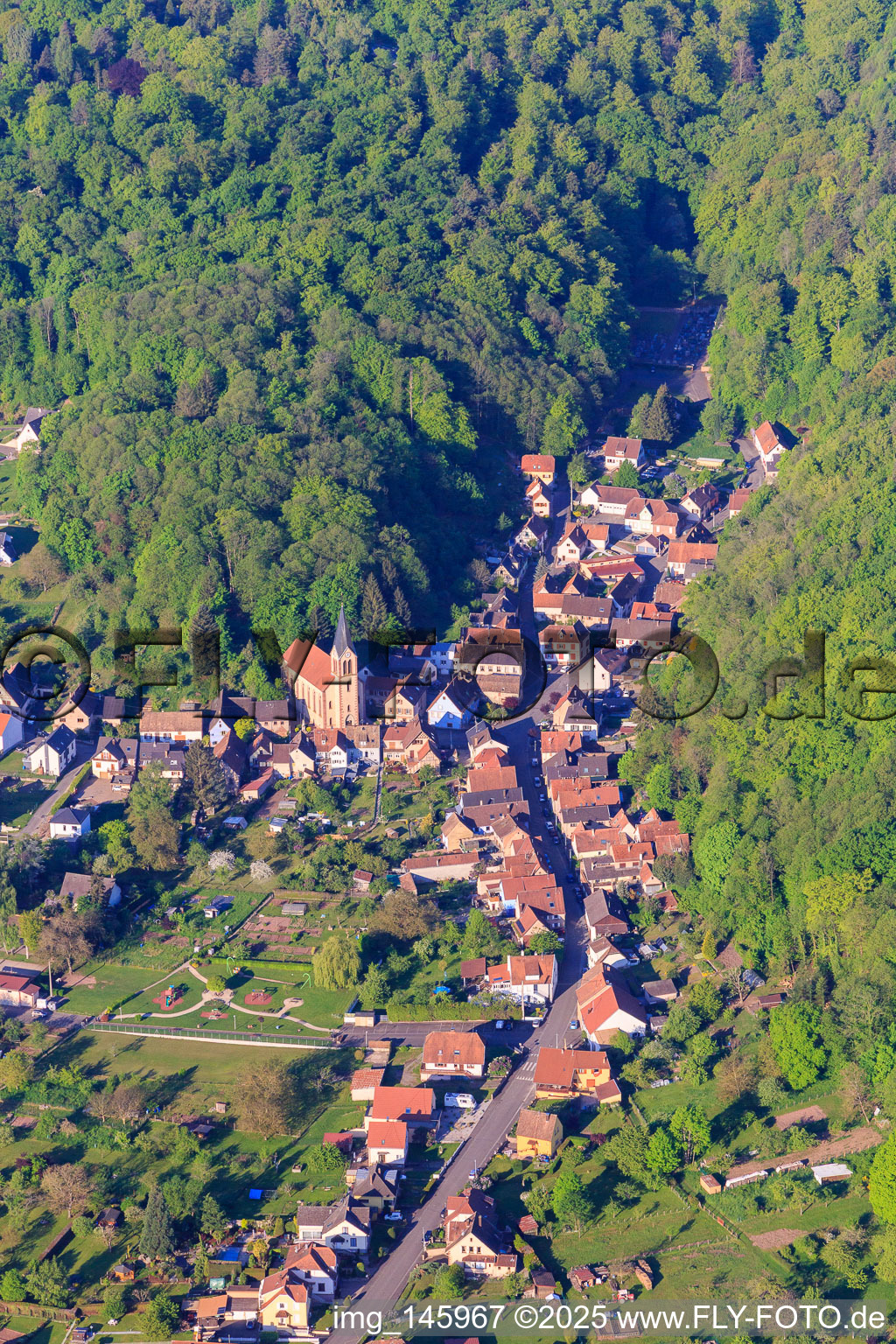 Église Sainte Marie Auxiliatrice und Rue du Cimetière in Ottersthal im Bundesland Bas-Rhin, Frankreich