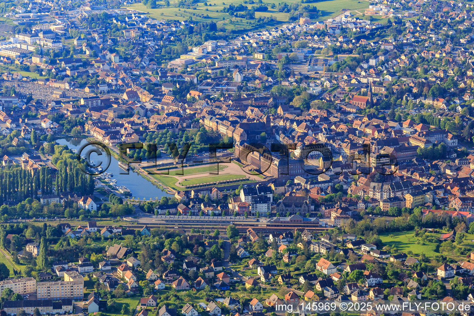 Schloss und Park Château des Rohan am Hafen Port de Saverne im Bundesland Bas-Rhin, Frankreich