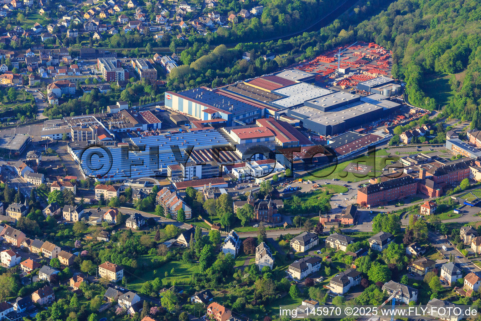Luftbild von Schloss und Park Château des Rohan am Hafen Port de Saverne im Bundesland Bas-Rhin, Frankreich