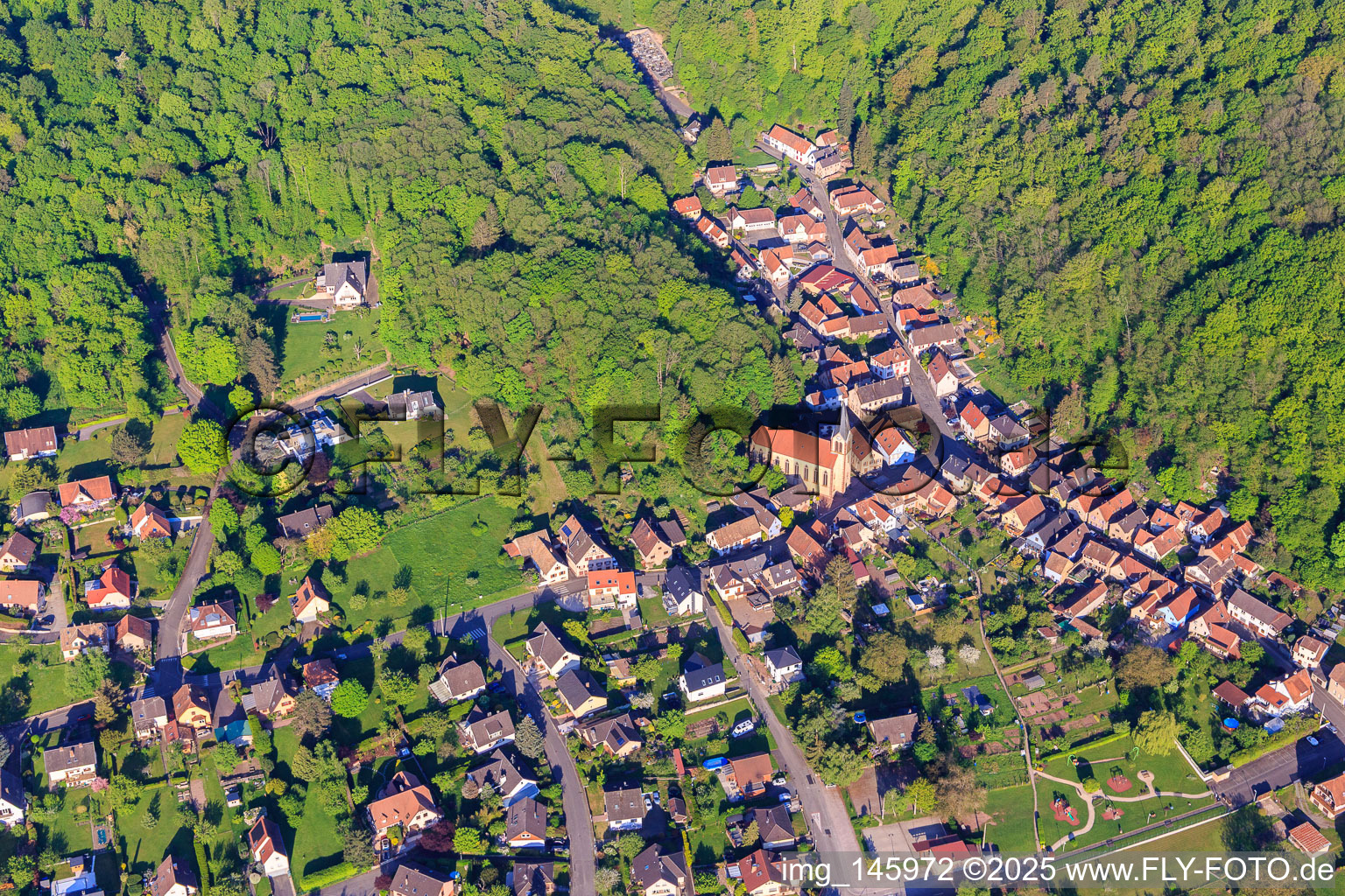 Luftbild von Église Sainte Marie Auxiliatrice und Rue du Cimetière in Ottersthal im Bundesland Bas-Rhin, Frankreich