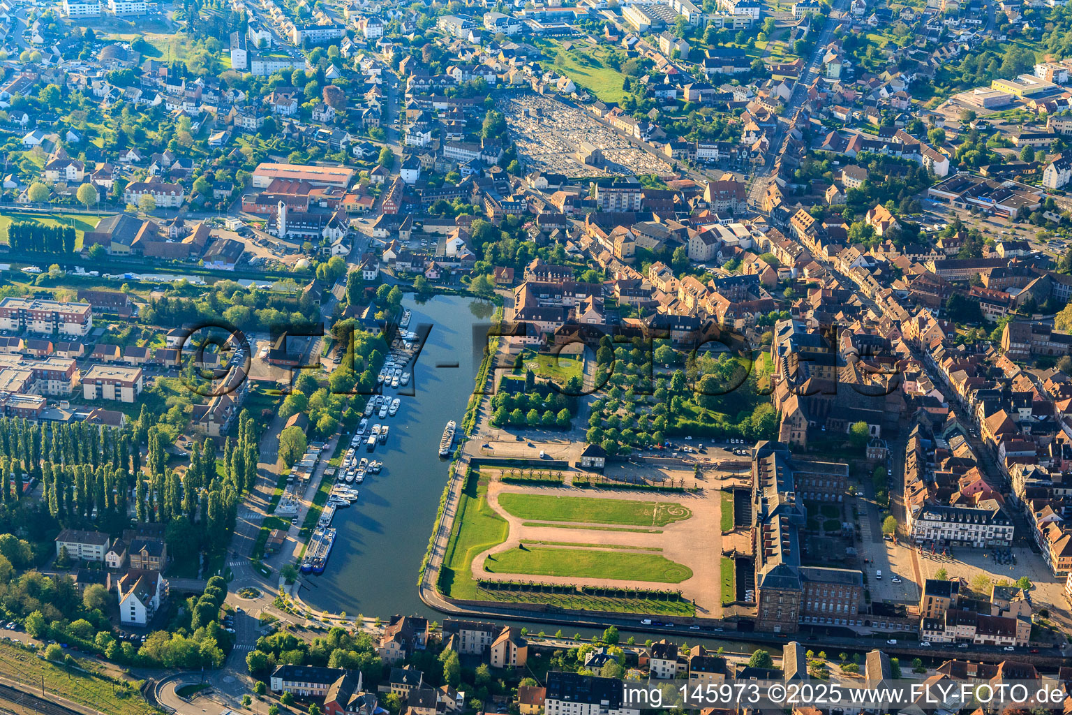 Luftaufnahme von Schloss und Park Château des Rohan am Hafen Port de Saverne im Bundesland Bas-Rhin, Frankreich