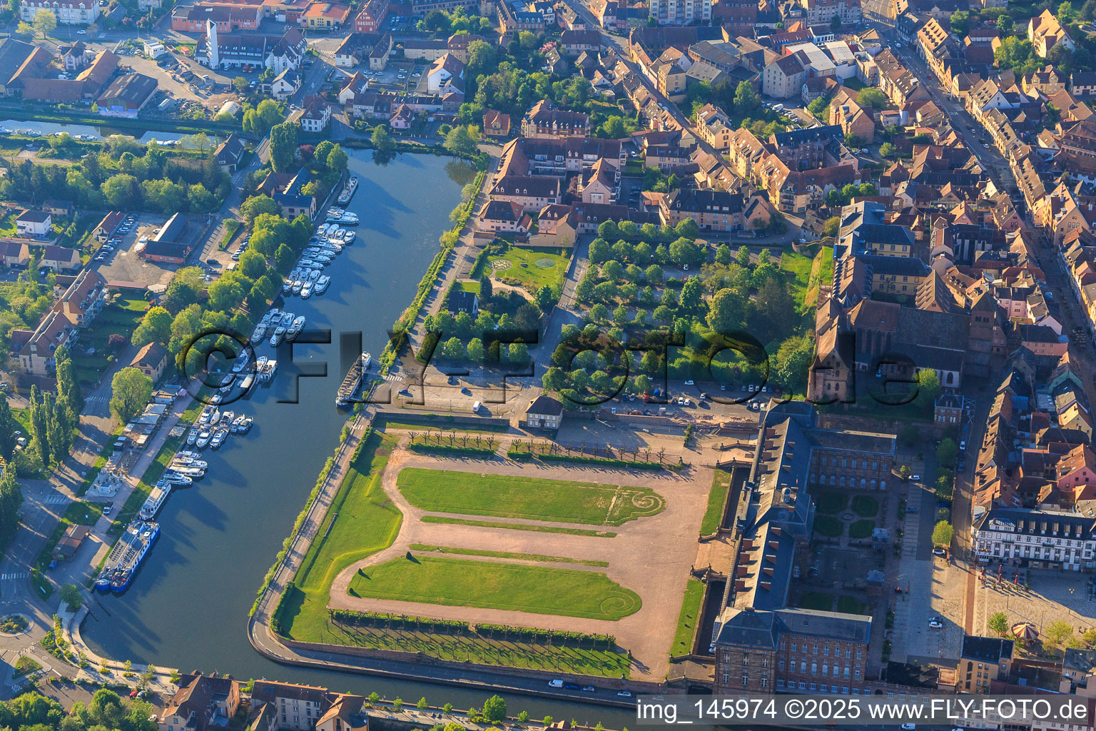 Schrägluftbild von Schloss und Park Château des Rohan am Hafen Port de Saverne im Bundesland Bas-Rhin, Frankreich