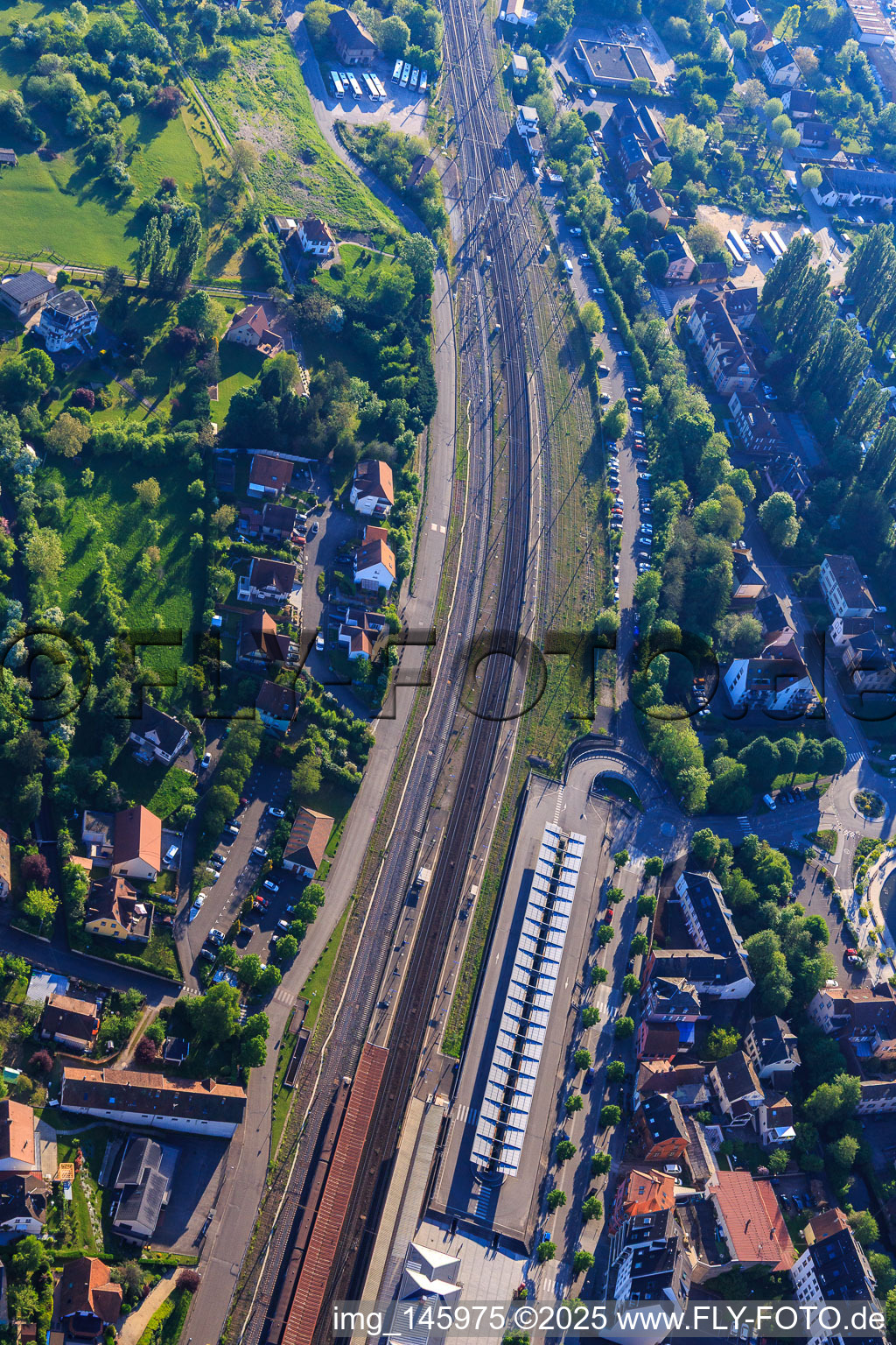 Gebäude, Bahnsteig und Gleise am Bahnhof  Gare de Saverne im Bundesland Bas-Rhin, Frankreich