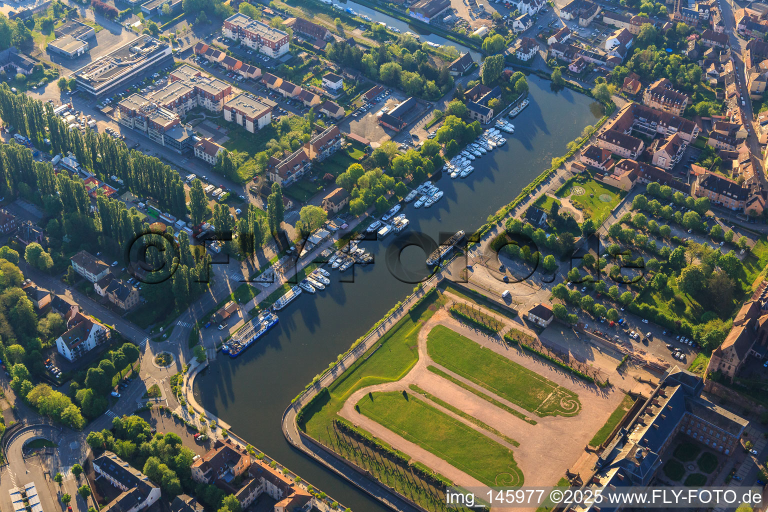 Park des Château des Rohan am Hafen Port de Saverne im Bundesland Bas-Rhin, Frankreich