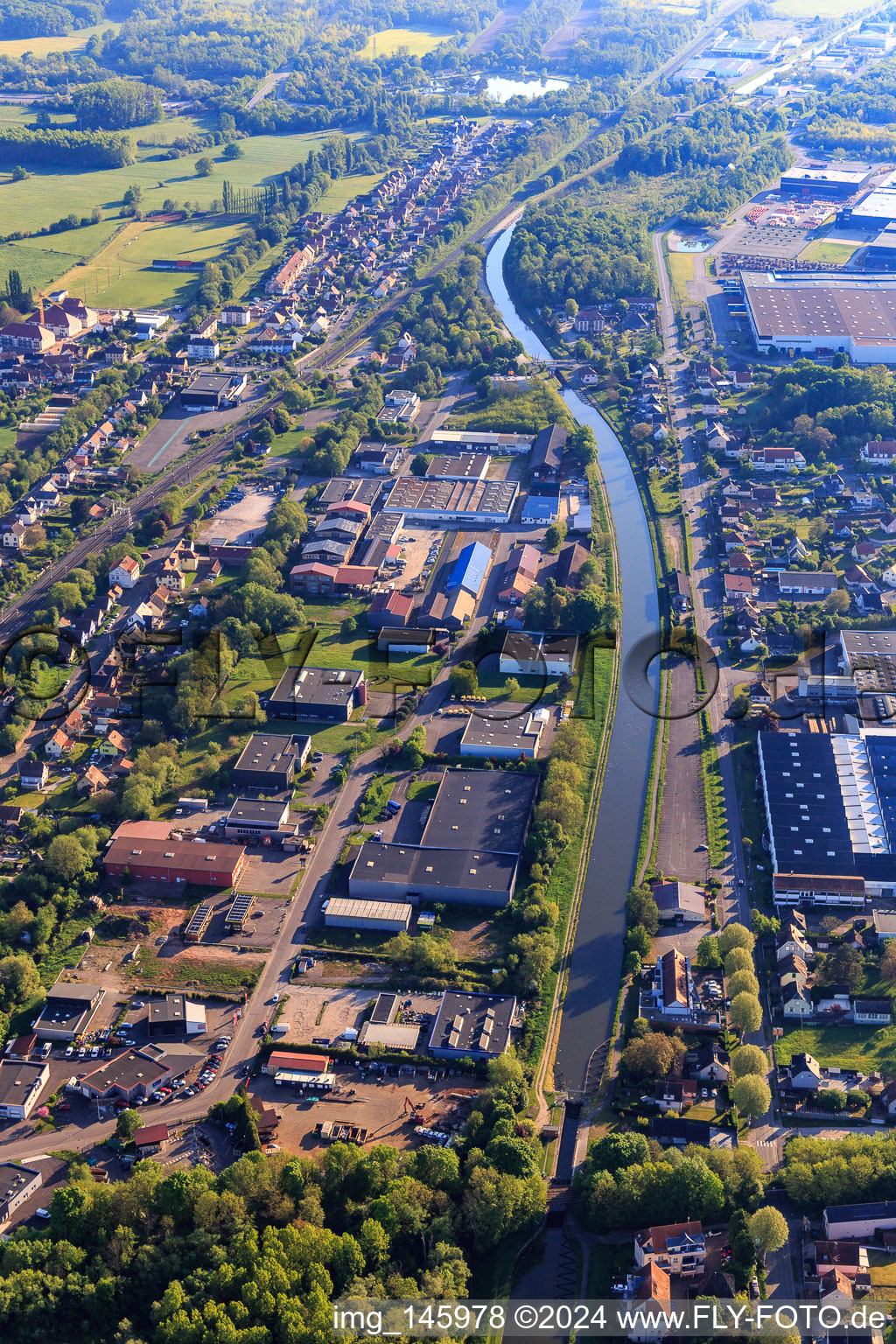 Verlauf des Canal de la Marne au Rhin (deutsch Rhein-Marne-Kanal) im Industriegebiet in Monswiller im Bundesland Bas-Rhin, Frankreich