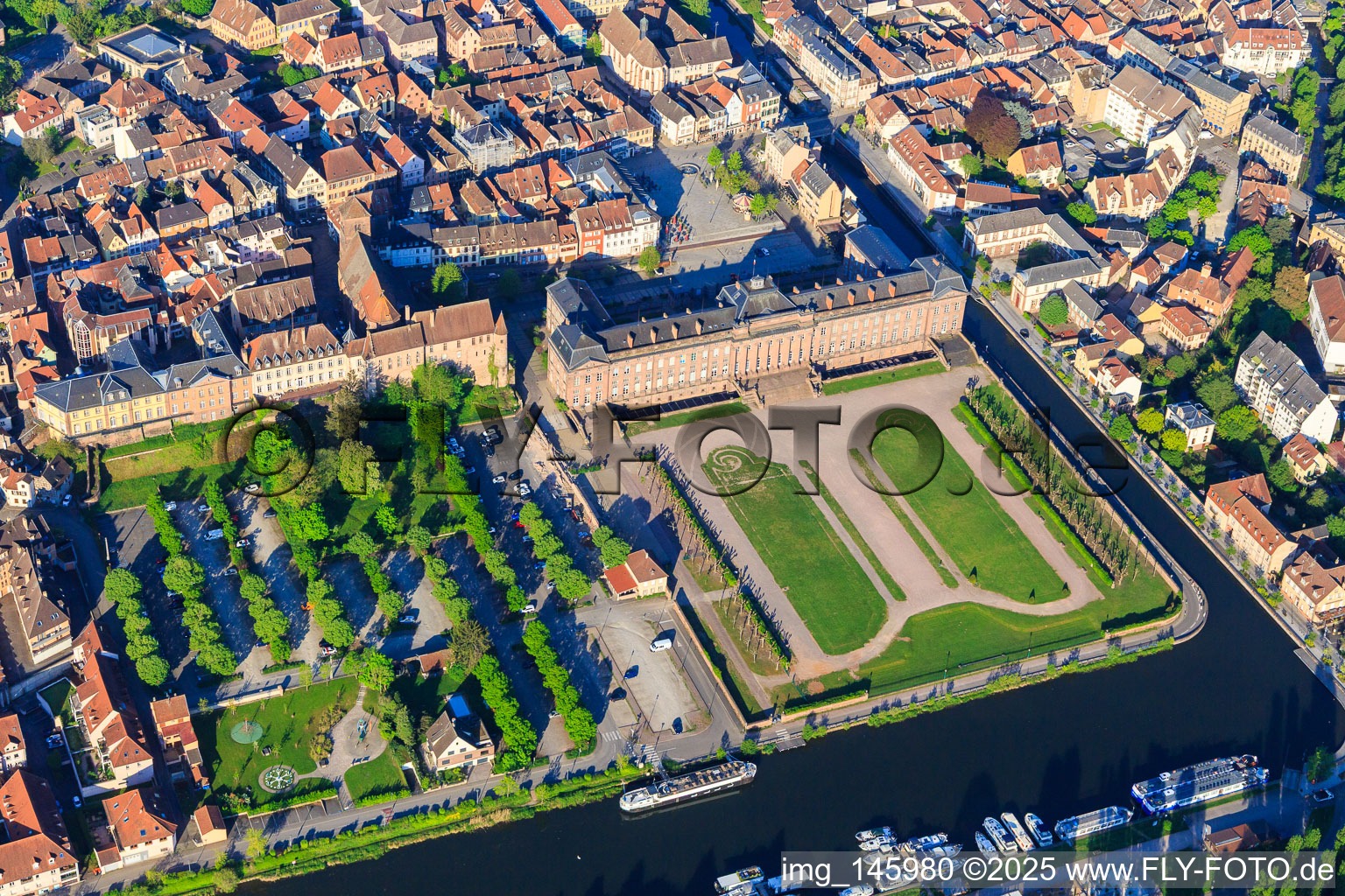 Schloss und Park Château des Rohan am Hafen Port de Saverne im Bundesland Bas-Rhin, Frankreich von oben