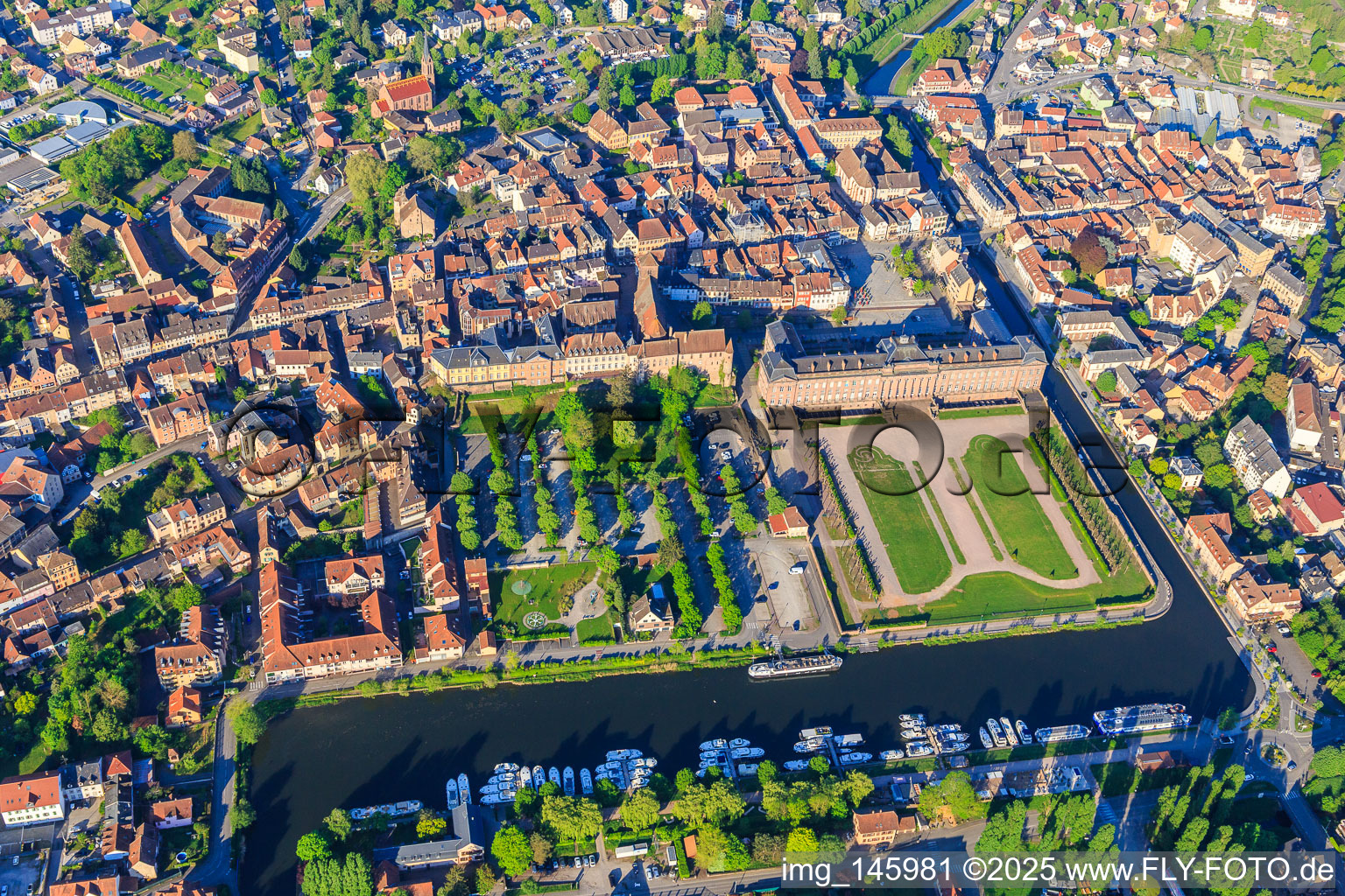 Schloss und Park Château des Rohan am Hafen Port de Saverne im Bundesland Bas-Rhin, Frankreich aus der Luft
