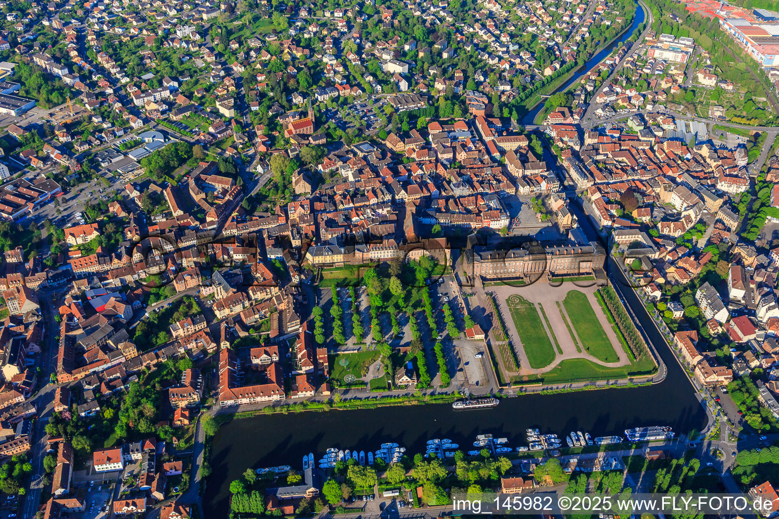 Stadtansicht mit Schloss und Park Château des Rohan am Hafen Port de Saverne aus Nordosten im Bundesland Bas-Rhin, Frankreich