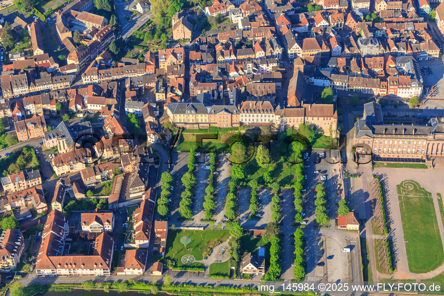 Luftbild von Schloss und Park Château des Rohan in Saverne im Bundesland Bas-Rhin, Frankreich