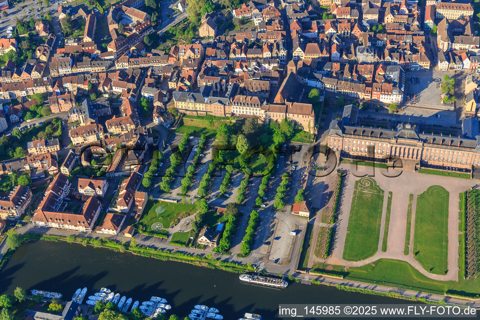 Schloss und Park Château des Rohan am Hafen Port de Saverne im Bundesland Bas-Rhin, Frankreich von oben gesehen