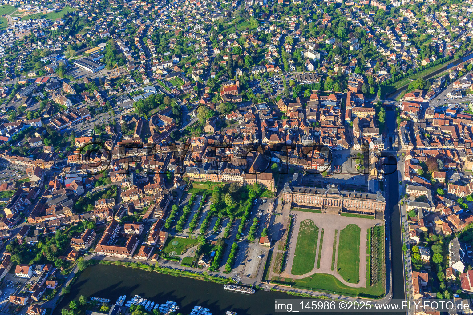 Luftbild von Stadtansicht mit Schloss und Park Château des Rohan am Hafen Port de Saverne aus Nordosten im Bundesland Bas-Rhin, Frankreich