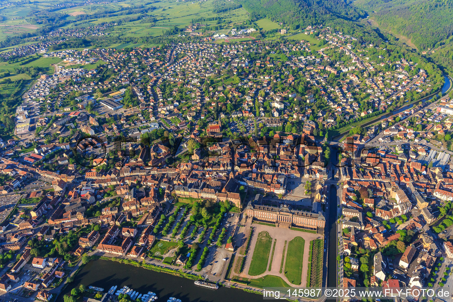 Luftaufnahme von Stadtansicht mit Schloss und Park Château des Rohan am Hafen Port de Saverne aus Nordosten im Bundesland Bas-Rhin, Frankreich