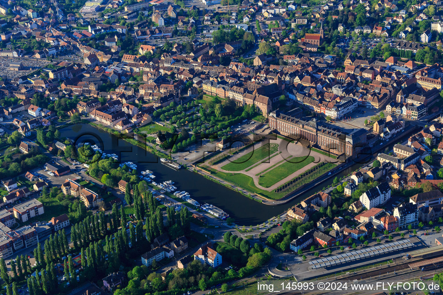 Luftbild von Schloss und Park Château des Rohan am Hafen Port de Saverne aus Norden im Bundesland Bas-Rhin, Frankreich