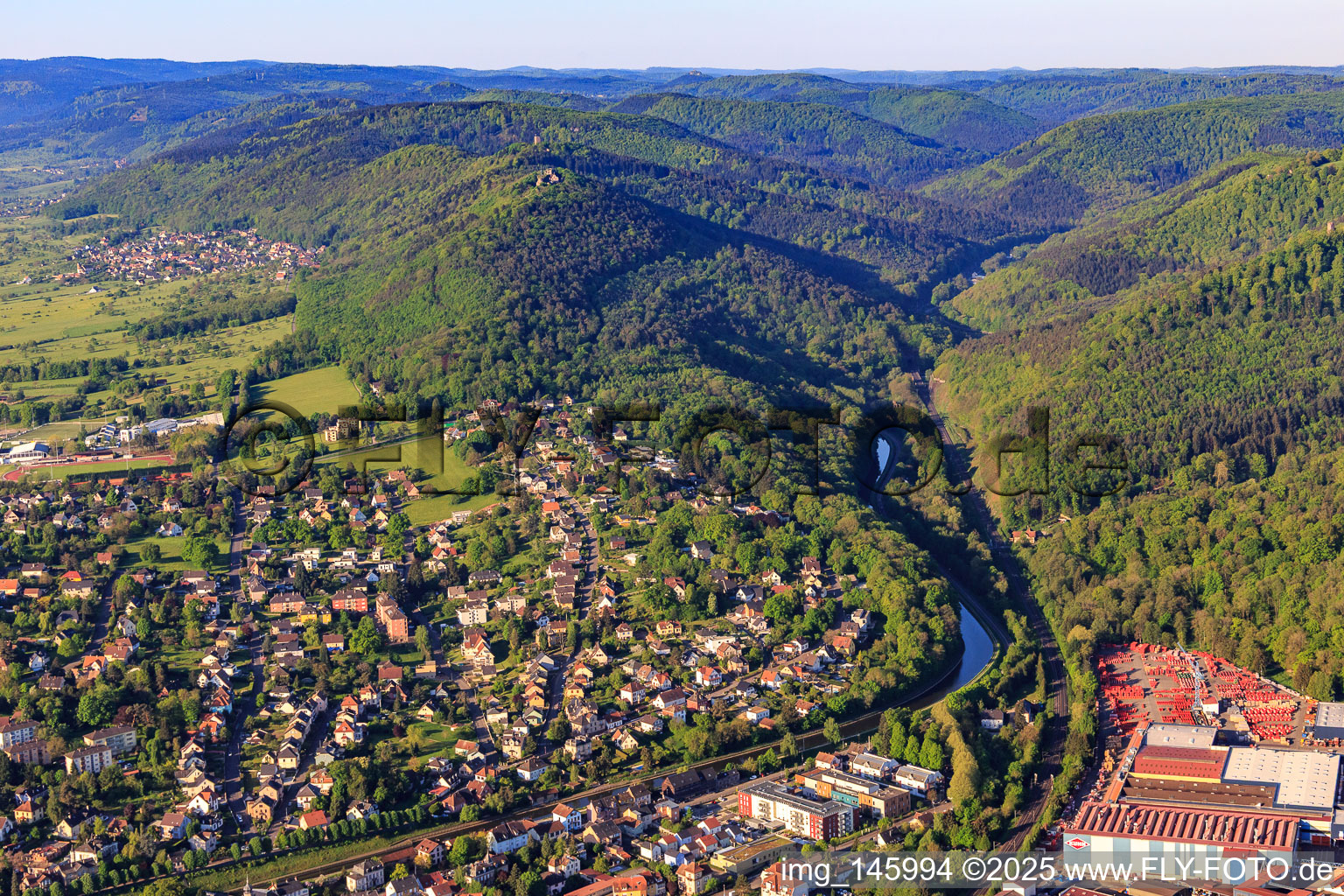 Verlauf des Canal de la Marne au Rhin (deutsch Rhein-Marne-Kanal) ins Zorntal in Saverne im Bundesland Bas-Rhin, Frankreich