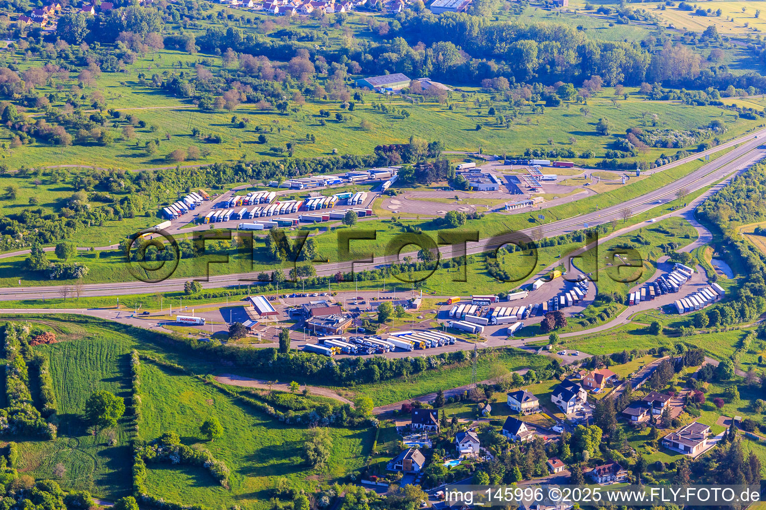 Autobahnratplatz Aire de Saverne Eckartswiller an der A4 aus Süden im Bundesland Bas-Rhin, Frankreich