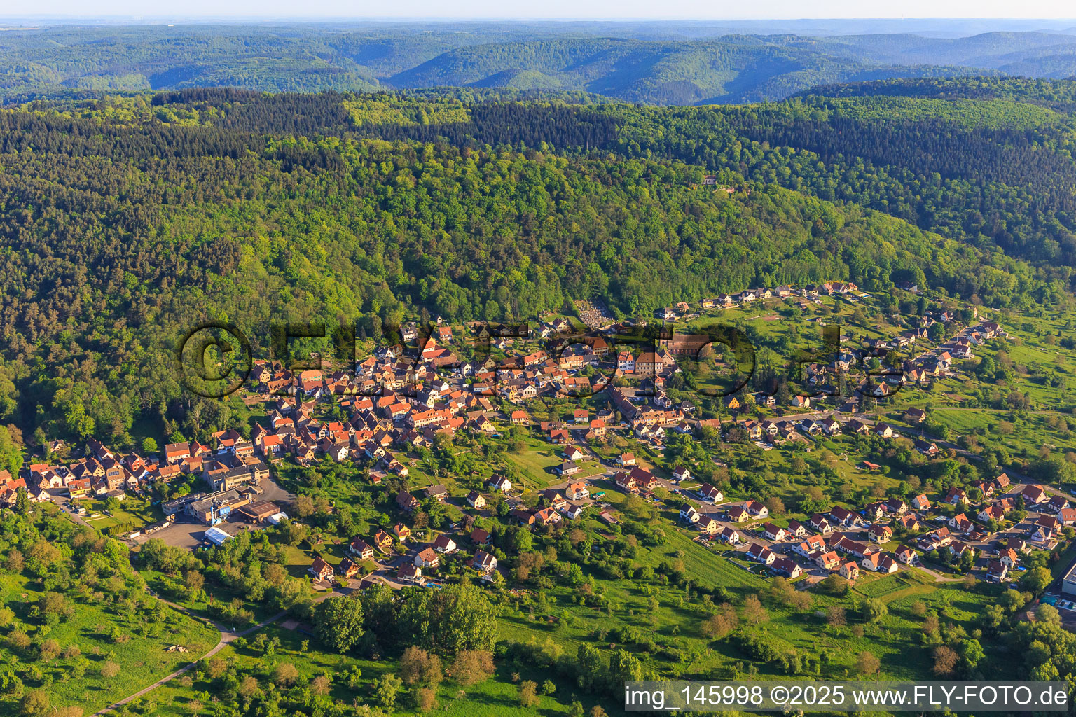 Ortsansicht am Rand der Nordvogesen aus Südosten in Saint-Jean-Saverne im Bundesland Bas-Rhin, Frankreich