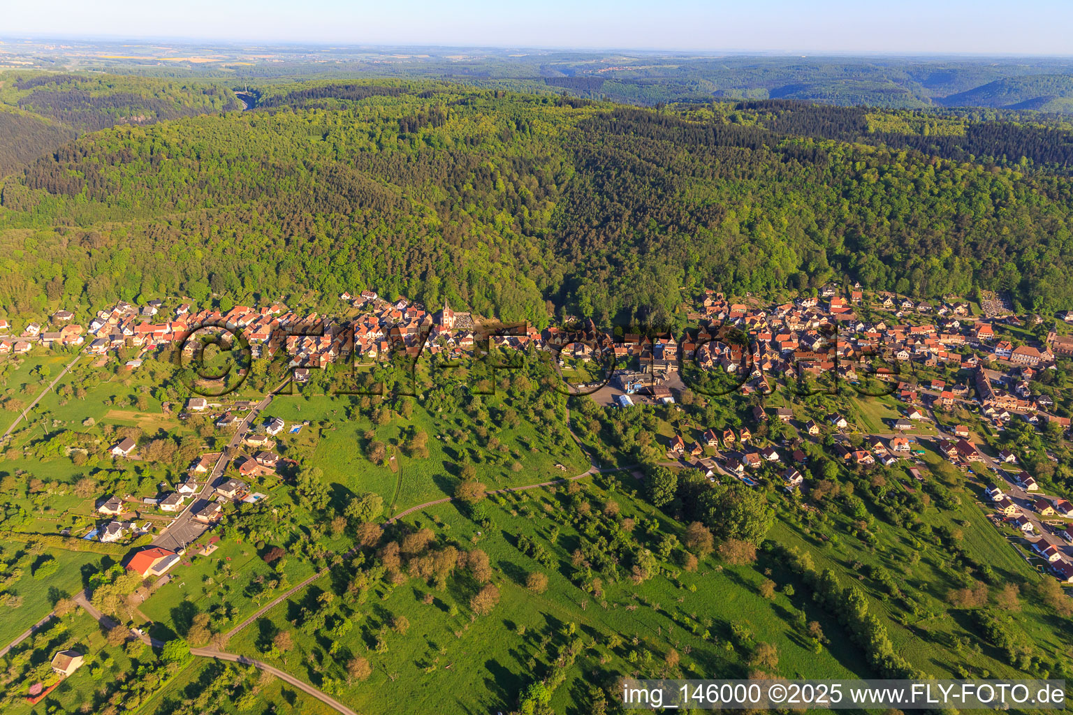 Ortsansicht am Rand der Nordvogesen aus Osten in Saint-Jean-Saverne im Bundesland Bas-Rhin, Frankreich