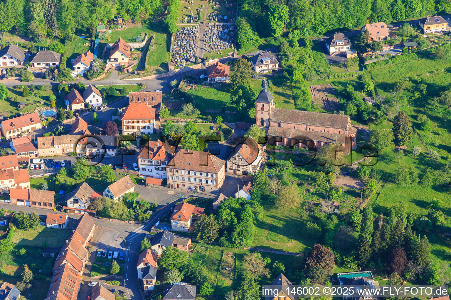 Rathaus und Abbatiale Saint-Jean-Baptiste de Saint-Jean-Saverne im Bundesland Bas-Rhin, Frankreich