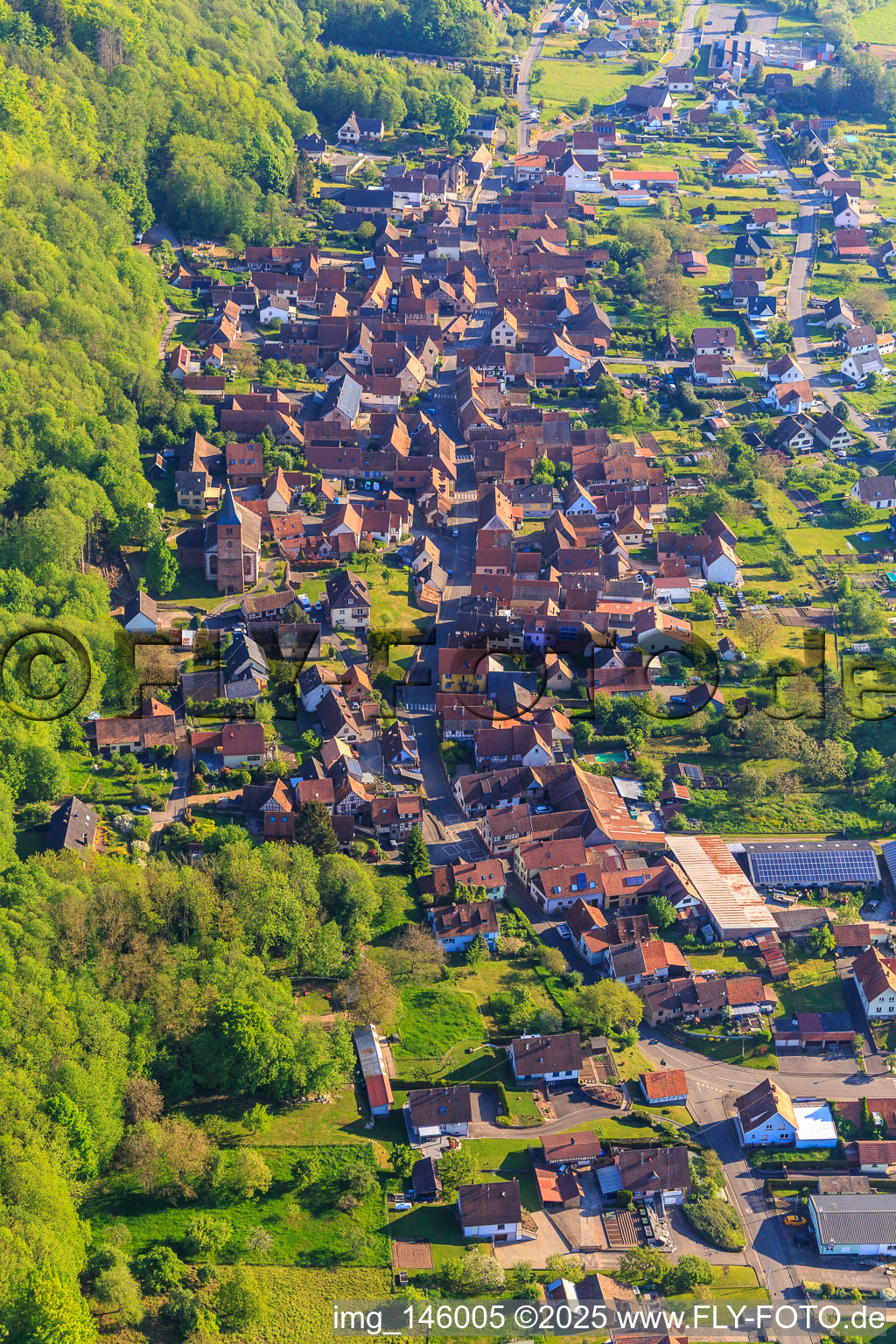 Rue Principale von Süden in Ernolsheim-lès-Saverne im Bundesland Bas-Rhin, Frankreich