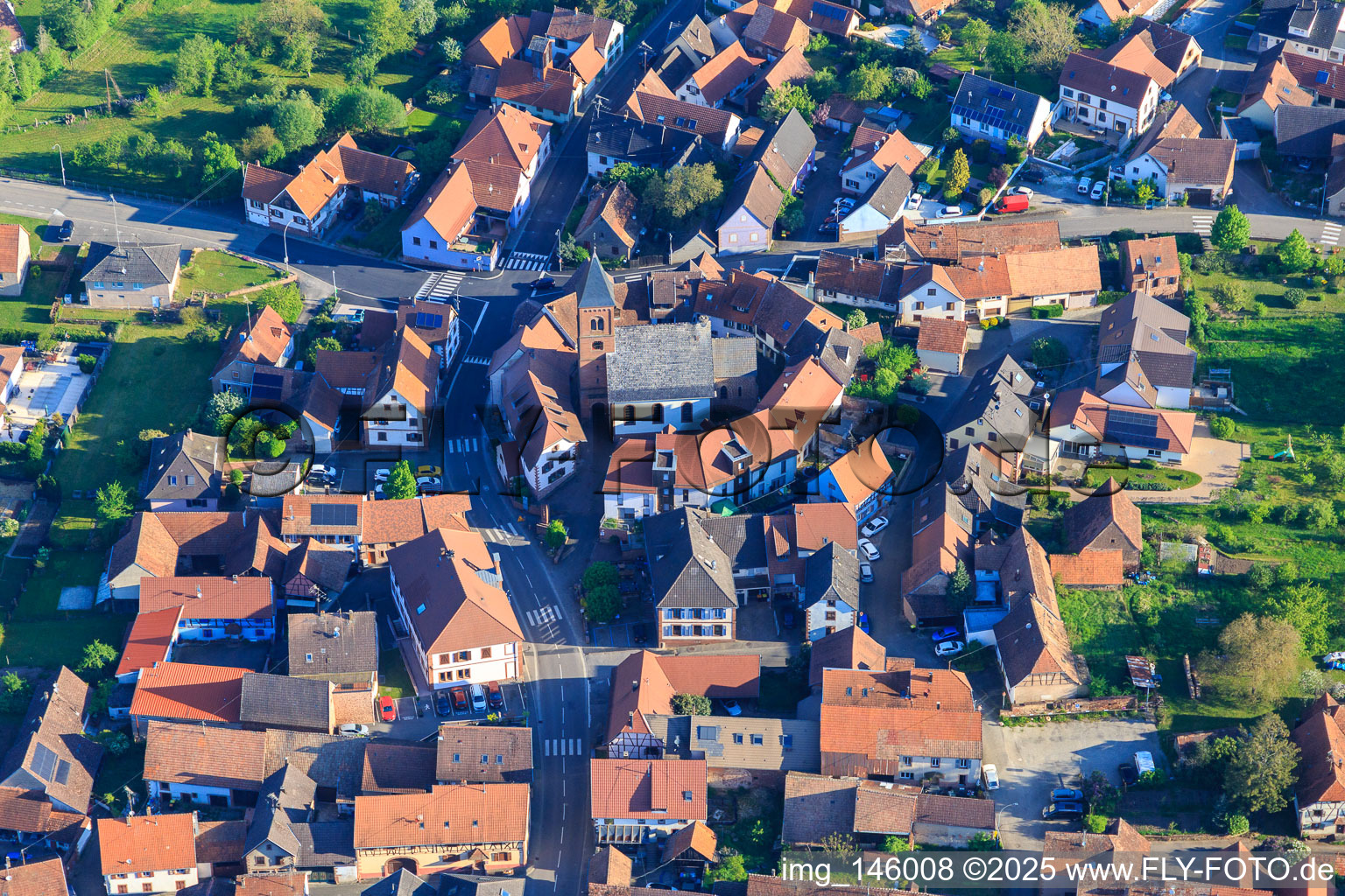 Eglise protestante luthérienne als Wehrkirche von einem Kreis von Häußern umgeben in Dossenheim-sur-Zinsel im Bundesland Bas-Rhin, Frankreich