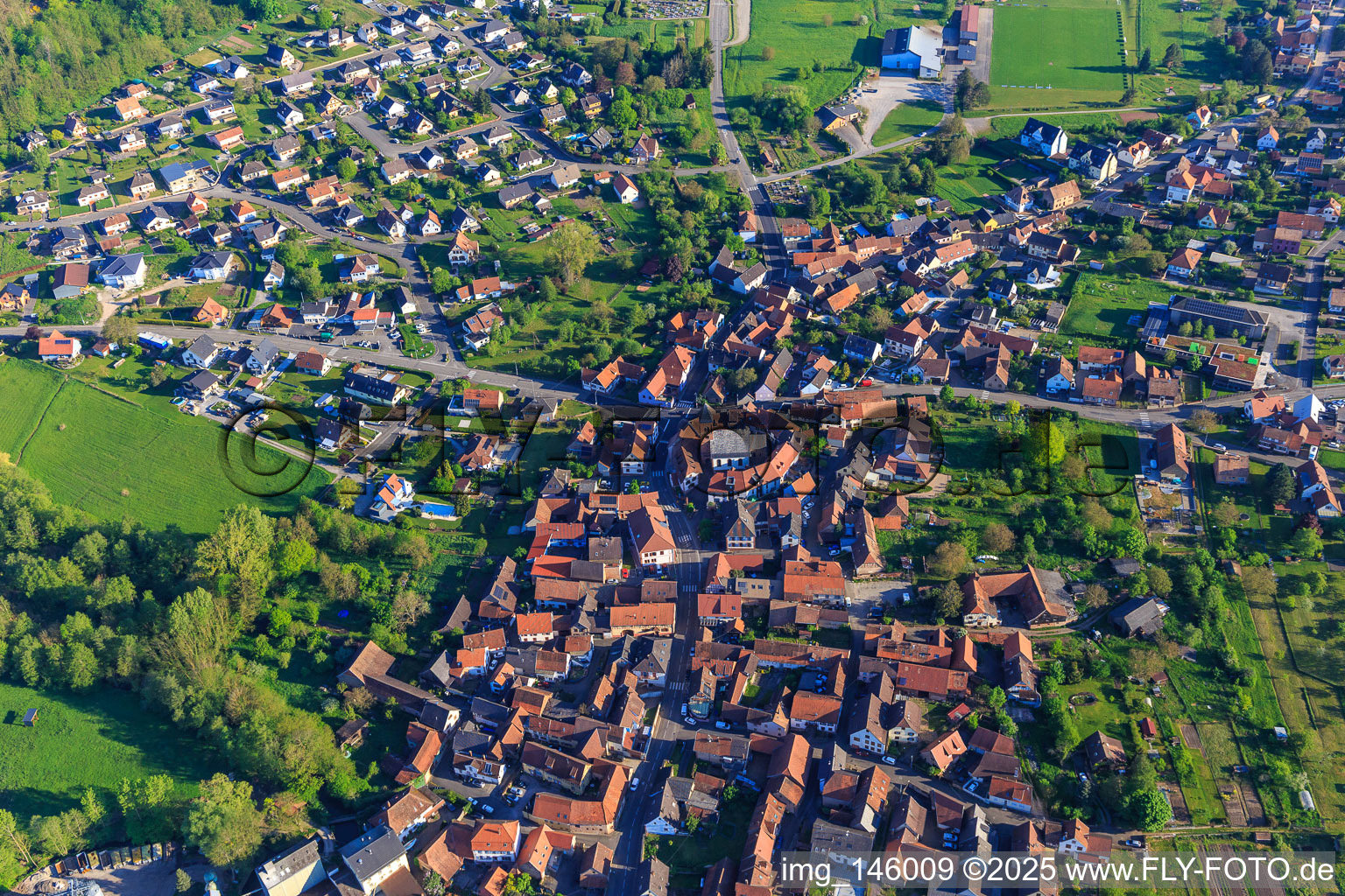 Ortszentrum von Süden in Dossenheim-sur-Zinsel im Bundesland Bas-Rhin, Frankreich
