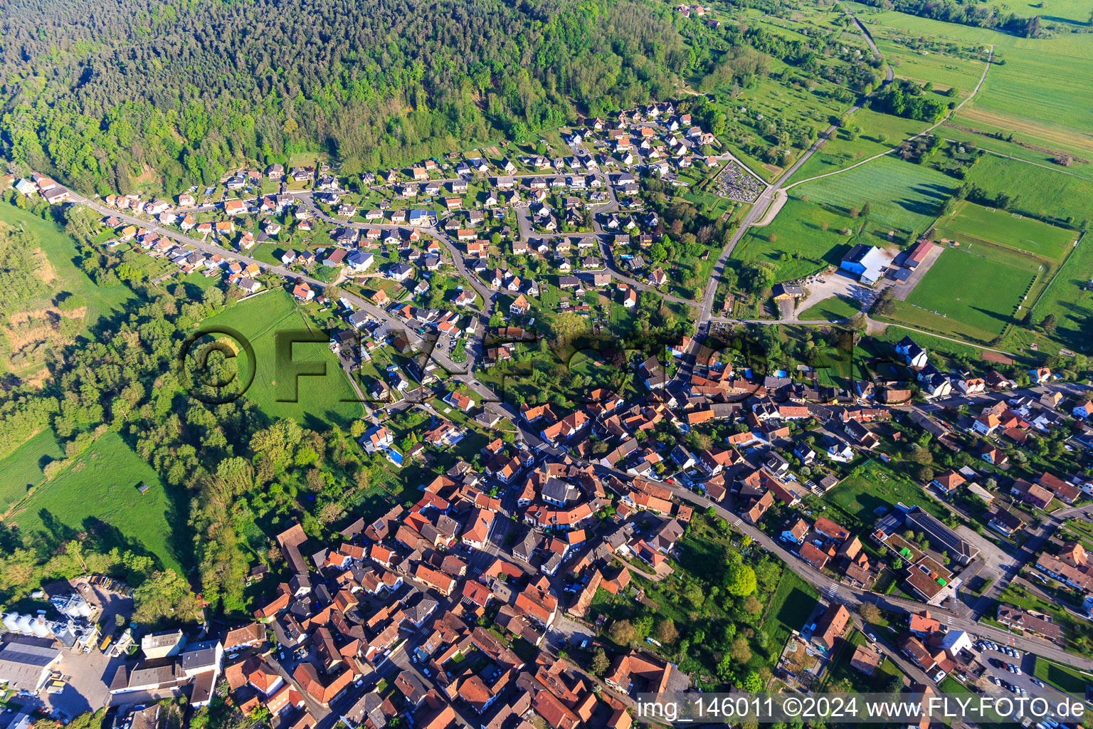 Luftbild von Ortszentrum von Süden in Dossenheim-sur-Zinsel im Bundesland Bas-Rhin, Frankreich